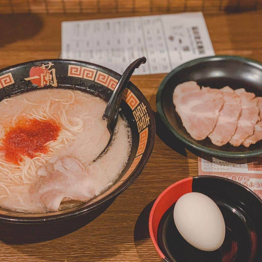 Kathryn Bernardoさんのインスタグラム写真 - (Kathryn BernardoInstagram)「So here’s how I’m preparing for the abscbn ball... While everyone’s busy working out, allow me to torture you (and myself) with a #foodstagram post featuring this bowl of mouthwatering ramen! You’re welcome. Hahahaha🤪  #KathVersusInstagram #KathVersusRamen」9月11日 18時37分 - bernardokath