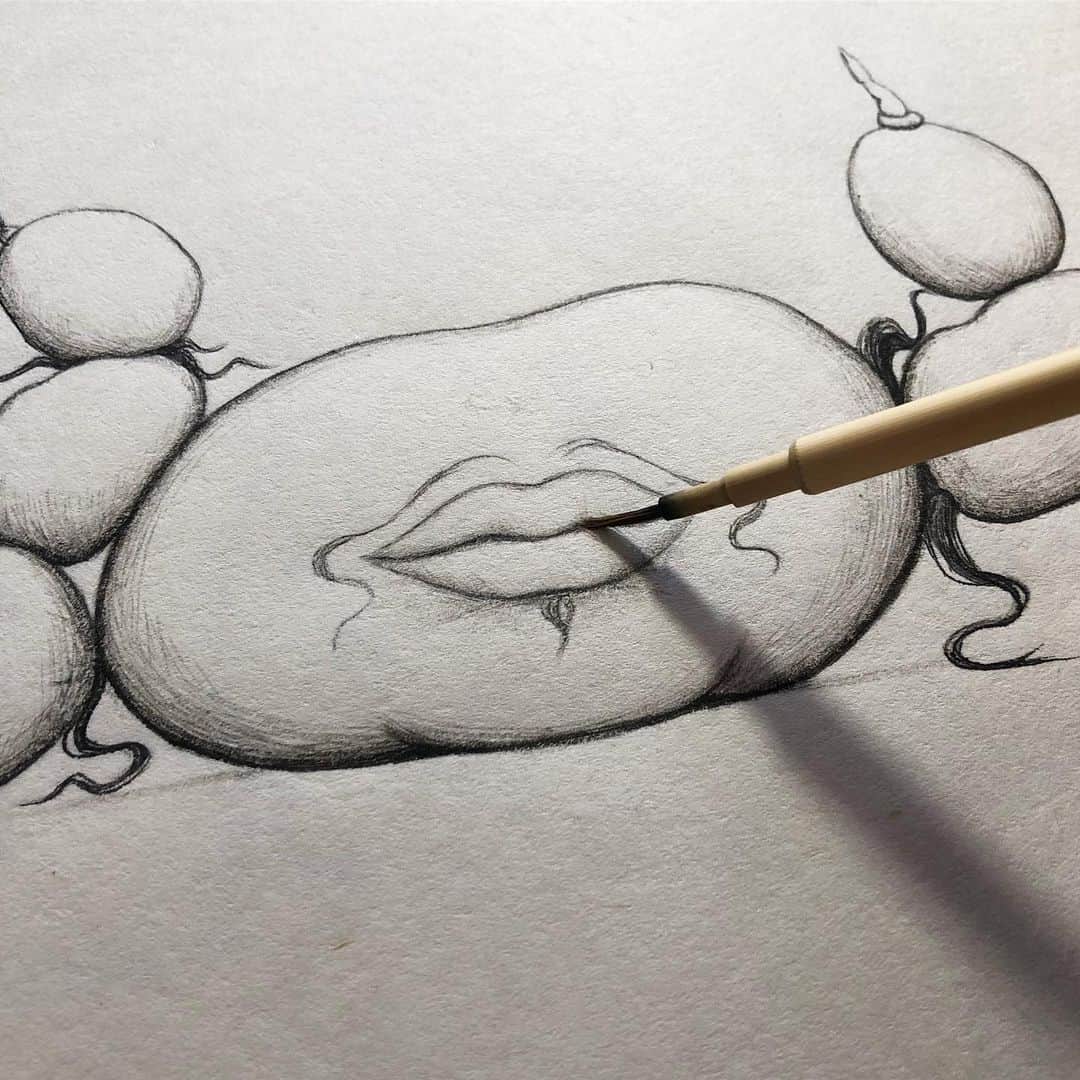 榊山敬代のインスタグラム：「👄🖌… ・  パク  と筆を食べてるのは 蓮根さんのひとコマ  作品のなかにも登場します 蓮根の世界の解説を絵巻物 で説明してみる試みでして  シュールなかんじも 詰め込みたくて制作  画像は絵巻物の一部より  ところで  昨日と今日と 雷ゴロゴロと 不安定な東京  千葉では断水など 大変な状況との事  早く復旧しますように  さて今週は天候が不安定なところ 個展準備も思うようにまとまらず うずうずパソコンの前で考える人  わたしにとりまして 作品に添える文章も ひとつの作品なので  絵を描くように 細かくことばを つむぐ作業の時  きょうは雷が鳴りだしたら スッと文章の方向性が整い  少々楽になったようなかんじに カミナリさまありがとうでした ・ ⚡️🙏… ・ ・ それにしましても 文章はむつかしい ・ ・ ・ ・ ・ 🎐… ・ 個展のご案内  榊山敬代 日本画展 「浄」Kiyoshi 泥水に咲く蓮のように  会期：令和元年 9月21日(土)／22日(日)／23日(月・祝) 会場：池上大坊本行寺客殿１階　牡丹／桔梗之間  開館時間／午前10時から午後3時　 作家在廊時間／全日午後12時から15時 入場料／無料  アクセス／東京都大田区池上2-10-5（都営浅草線西馬込駅・東急池上線池上駅より、いずれも徒歩10分） http://www.hongyozi.or.jp/ ・ ・ ・  この度は 東京は池上大坊本行寺にて 蓮をモチーフに 福島県いわき市のお寺より ご依頼いただき制作しました作品をはじめ いわき市のお寺からインスピレーションを いただき 仏教の説法のひとコマであります 八正道をテーマにしました新作を お披露目させていただきます  三日間と短い会期ではございますが お彼岸の季節に 情緒あるお寺の景観の中で 日本画とこころ浄らかなひとときへ ご案内できればとおもいます  本行寺から本門寺へと続く境内では都心を忘れるような壮観な眺めもございます 展示の他にも見所豊かなお寺ですのでこの機会にゆっくりとご堪能ください  個展開催につきましてのこころざしや 新作に対しての姿勢などはブログなど 少しずつ更新していきたくおもいます  掲載作品 八正道〈弐〉正しい心を灯して生きるとき 〈正命・正精進・正念・正定 図〉 制作 平成31年／絹本・彩色 ・ ・ ---------------------------------------- ・  #Flower #蓮 #lotus #蓮根  #wip #日本画  #material #和紙 #芸術 #画材 #筆 #墨#細密画 #仏教 #Japanese #brush #plants #アート #日本文化 #art #Japaneseart #artist #atelier #日本画家 の #アトリエこんなもん  #日本画の素材 #こよなく愛してる  #ゲリラ豪雨 #surrealisme」