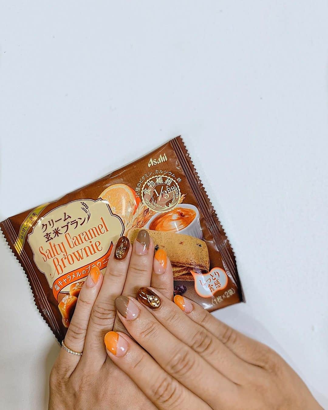 のインスタグラム：「new nail...🍂 秋を意識してブラウン系にしました♡ クリーム玄米ブランコラボのネイルがあって オレンジとブラウンの配色が可愛かったのでやってみたよん☺️💕 おやつももらっちゃった♡ . . #nail #newnail #new #design #newdesign #オレンジネイル #ブラウンネイル #秋ネイル  #クリーム玄米ブランコラボネイル #PR」