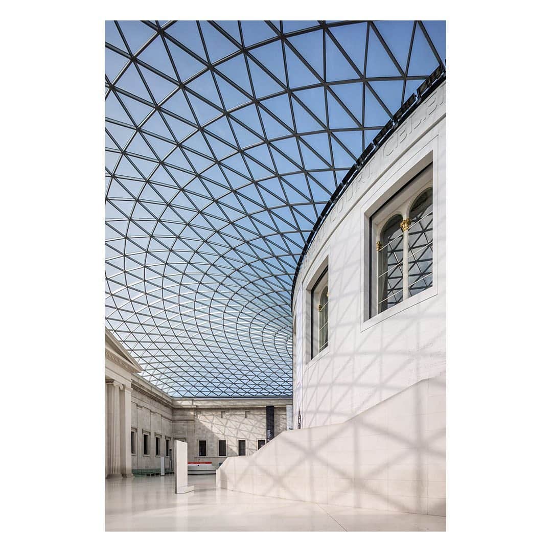 The Modern Houseさんのインスタグラム写真 - (The Modern HouseInstagram)「COMPETITION Photographer @taranwilkhu has teamed up with Wallpaper* design editors @sujataburman and @biscott_i to produce a new ‘unapologetically short guide to the very best buildings in London’ and, to mark its publication, we’ve asked them to put together a photo essay. For a chance to win a signed copy of the book and come along to the launch party on the 26th September, follow @themodernhouse and @hoxtonminipress and tag the friend you would like to bring along. The winner will be announced on Thursday at midday.」9月11日 18時42分 - themodernhouse