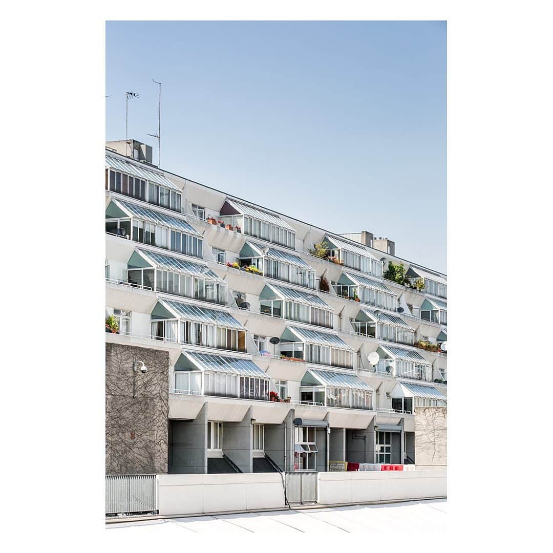 The Modern Houseさんのインスタグラム写真 - (The Modern HouseInstagram)「COMPETITION Photographer @taranwilkhu has teamed up with Wallpaper* design editors @sujataburman and @biscott_i to produce a new ‘unapologetically short guide to the very best buildings in London’ and, to mark its publication, we’ve asked them to put together a photo essay. For a chance to win a signed copy of the book and come along to the launch party on the 26th September, follow @themodernhouse and @hoxtonminipress and tag the friend you would like to bring along. The winner will be announced on Thursday at midday.」9月11日 18時42分 - themodernhouse
