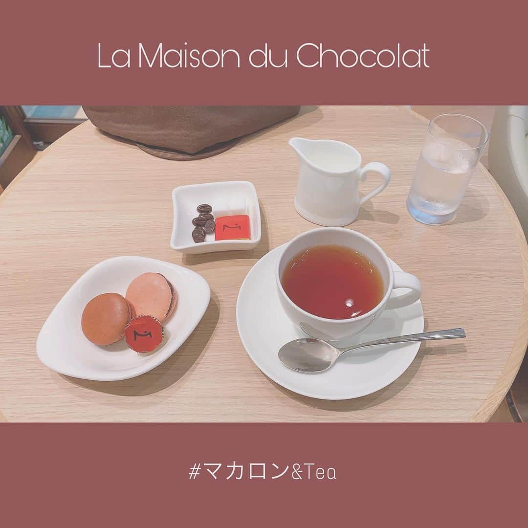小倉月奏のインスタグラム：「⠀ ⠀ ♡ マカロン ♡ ⠀ Tea : マルコポーロ sweets : マカロン&ショコラ ⠀ 転校少女*入ってから マカロン食べる機会多くて 依存症になってしまったかも…笑 ⠀ ここのマカロンは普通のより 間に挟まってるショコラがしっとりしてて ケーキ見たいな食感！美味！❤︎ ⠀ #lamaisonduchocolat #chocolate  #ラメゾンデュショコラ #チョコレート #マカロン #マルコポーロ #オススメ ⠀ ⠀」