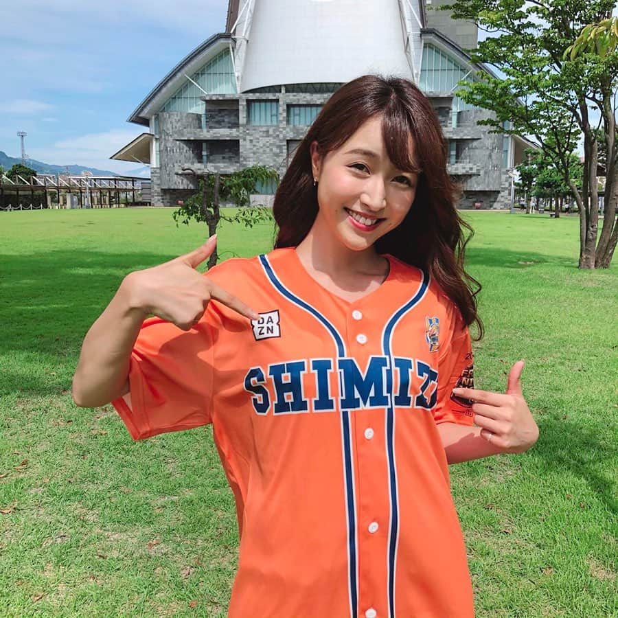 のインスタグラム：「❁┈༚༝ このユニほしいってDM頂いた✨嬉しい♬ ㅤㅤ この #金Ｊ限定ベースボールシャツ 、 公式アカウントで選手がカッコ良く着てるし アナウンサーさん達は可愛く着てるんだよね🤤✨ 名誉マネージャーの #佐藤美希 さんも着てた😳 ㅤㅤ 先着15,000名様🎁です ❁⃘❁⃘ ㅤㅤ …そして何と言っても！ 勝ちロコが！！見たいっ！！！ ㅤㅤ 学校や仕事終わりに熱くなろ🤗🔥 ㅤㅤ 13日は金Ｊ！アイスタへGO！💨 ㅤㅤ＼＼\\٩( 'ω' )'ω' )و //／／ ㅤㅤ ┈┈┈┈┈┈┈┈┈┈┈┈┈┈┈┈┈┈┈┈┈ ㅤㅤ 【 #フライデーナイトJリーグ 】 ㅤㅤ﻿ ⚽️2019明治安田生命J1リーグ第26節﻿ 🔥清水エスパルス vs. 名古屋グランパス 🗓9/13(金)19:30キックオフ 🏟IAIスタジアム日本平 ﻿ #DAZN で配信 📺﻿ ㅤㅤ #SEAMO ハーフタイムショー #パル女 deナイト開催 ✨ ㅤㅤ ┈┈┈┈┈┈┈┈┈┈┈┈┈┈┈┈┈┈┈┈┈ ㅤㅤ #DAZN #金J #フライデーナイトJリーグ #エスパルス ﻿ #spulse ﻿ #Jリーグ ﻿ #Jleague  #清水エスパルス #ユニフォーム #ユニフォーム女子 #パル女 #サッカー #サッカー観戦 #岩本恵美加」