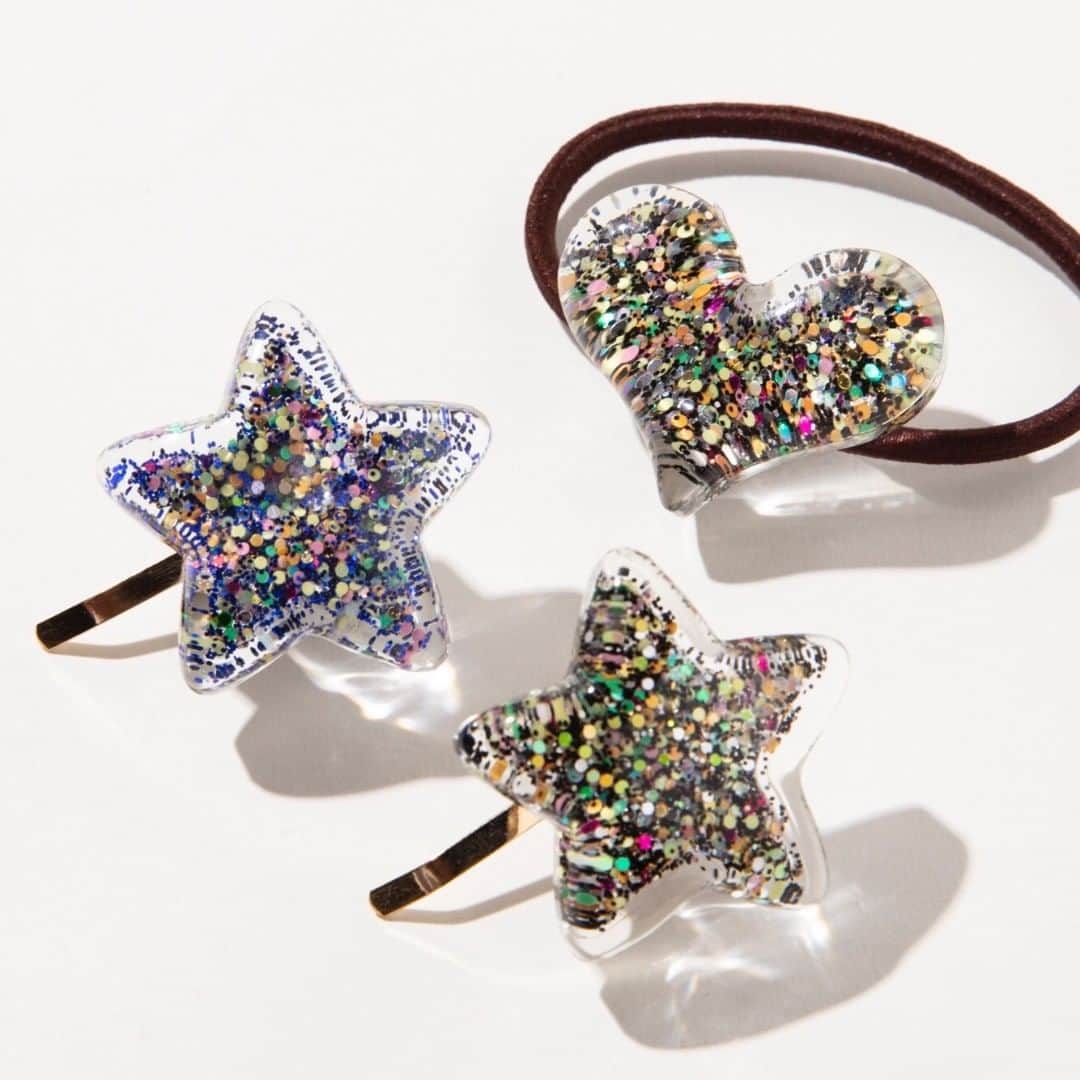 のインスタグラム：「ACCESSORIES BLOSSOM / 3.5F ヘアゴム ￥324 ヘアカフ 各￥540 ※all tax in . 【🕊キレイ髪をメイクするヘアアイテム🕊】 クリアにラメを閉じ込めた可愛らしい❤︎や★のヘアアクセ。結んだゴムにヘアカフを引っ掛けて簡単アレンジ👱‍♀️ . #LAFORETSTYLE #hair #haircare #hairaccessory #accessoriesblossom #tokyo #laforet #harajuku #laforetharajuku #ヘアケア #ヘアアクセサリー #ヘアアレンジ #ヘアスタイル #ツヤ髪 #キラキラ #クリア #東京 #ラフォーレ #原宿 #ラフォーレ原宿 #메이크 #메이크업 #패션」