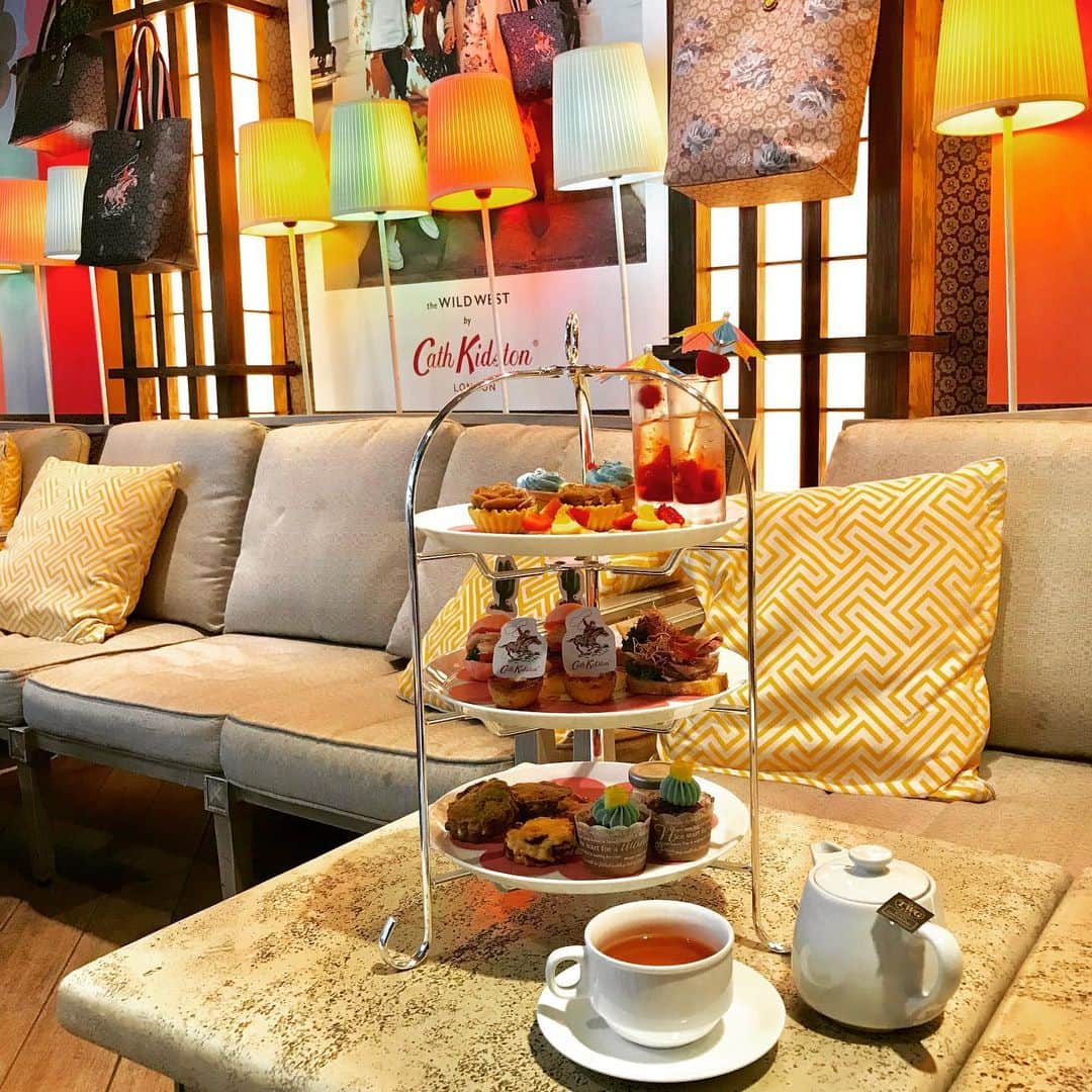 GLAM JAPANのインスタグラム：「ザ ストリングス 表参道 1F「Cafe & Dining ZelkovA」にて、ロンドン発のライフスタイルブランド「Cath Kidston（キャス キッドソン）」とコラボレーションしたアフタヌーンティー『FRESTON ROSE（フレストンローズ）』が9月6日～10月31日まで提供されます🍪 . キャスキッドソンから9月6日より販売される、モダンでシックなローズプリント「フレストンローズ」コレクションからインスピレーションを受けたスペシャルアフタヌーンティーを、表参道のメインストリートに面したテラス席限定で楽しめます🌹 . キャスキッドソン世界観の中でコラボレーションアフタヌーンティーを堪能できる、貴重な機会♬ 夏の終わりにイギリスの伝統的な3段アフタヌーンティースタンドで癒されてみては？😉 . ＜Cath Kidstonコラボレーションアフタヌーンティー”FRESTON ROSE”＞ 【期間】2019年9月6日（金）～10月31日（木） 【場所】Cafe & Dining ZelkovA／ザ ストリングス 表参道 1F ※テラス席限定　※1日10組限定　※要予約 【時間】平日11：30～18：00／土日祝11：00～18：00 【料金】お一人様 ¥3,900（税込、サービス料12%別） 【ご予約・お問い合わせ】カフェ&ダイニング ゼルコヴァ 03-5778-4566（直通） www.strings-hotel.jp/omotesando/restaurant/zelkova/  #ザストリングス表参道 #キャスキッドソン #cathkidston #フレストンローズ #アフタヌーンティー #表参道」