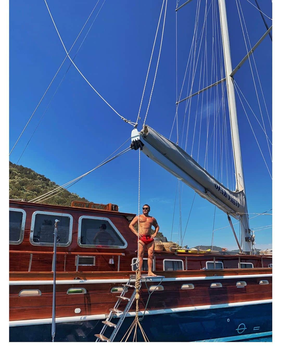 マート・アラスさんのインスタグラム写真 - (マート・アラスInstagram)「last day of sea ,sun and food 🙃🧜🏼‍♂️ now getting ready for the reality !! work , gym  and London weather 😭 #iwillsurvive  @cobrayacht #bodrum」9月11日 18時49分 - mertalas