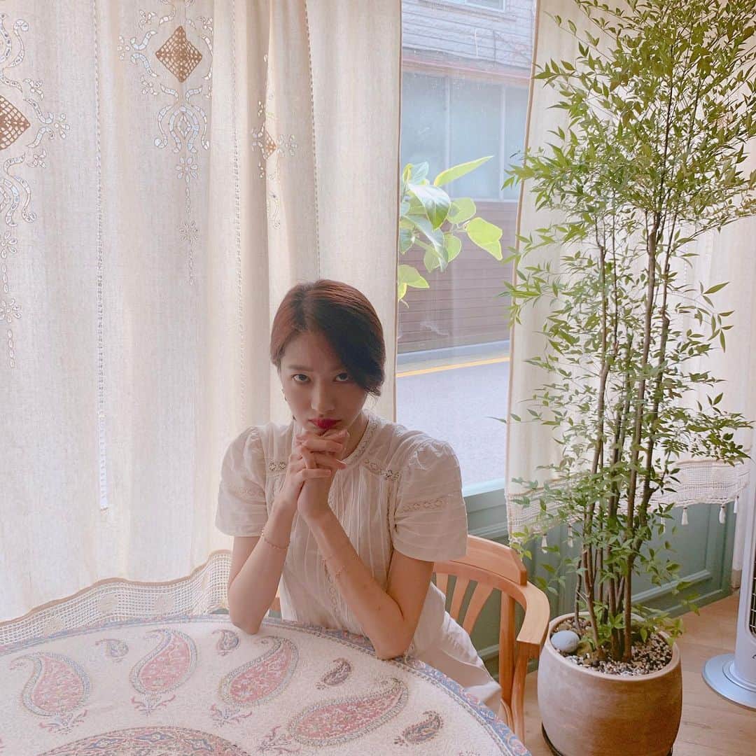 ミナ さんのインスタグラム写真 - (ミナ Instagram)「온순해보이지만 배고프거나 당 떨어지면 난폭해집니다☺️👉🏻👿 #민하투어_cafe」9月11日 18時49分 - blossomh_
