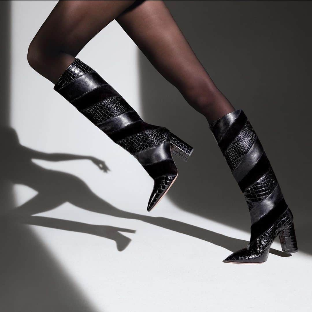 Aquazzuraさんのインスタグラム写真 - (AquazzuraInstagram)「AQUAZZURA presents the Fall Winter 2019 Collection - “Nomads”- imbued with seductive haute bohemian atmospheres filled with dark, romantic and extremely sophisticated allure. Our magnificent Boetti Boot 85 is a mix of soft suede, leather and luxurious printed crocodile in rich black. #AQUAZZURA #aquazzurafw19」9月11日 19時01分 - aquazzura