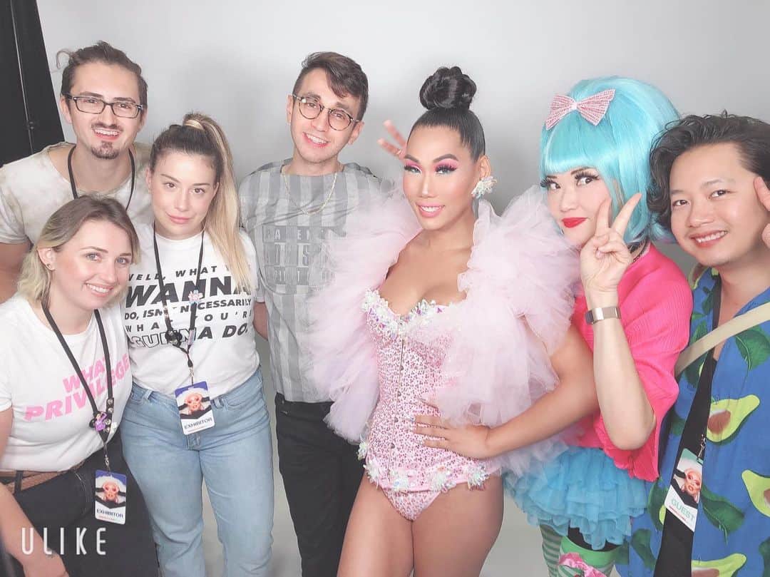ジュン中山のインスタグラム：「#teamgiagunn #dragcon2019nyc 🗽🇺🇸gorgeous Gia✨💓 I had a really great experience to help @gia_gunn booth🌈 I can’t wait next dragcon in LA it will be more ! Thank u for support my airplane ticket! please have a look for great plan to Japan 🇺🇸✈️🇯🇵→ @amnetny  #japaneseamerican #transgender #rugirls #lgbt #lgbtq #traveljapan #love #supportlgbt #bridgeperson #mediator #oneness #unconditionallove #faghag #fruitfly」