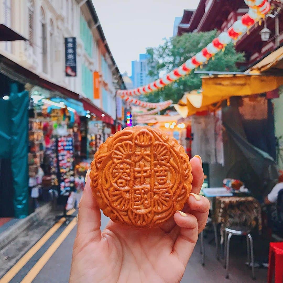 Girleatworldのインスタグラム：「Happy Mid-Autumn Festival! The festival is actually this Friday, and it's an important day that is celebrated across east asian culture - namely Chinese (Moon festival), Japanese (Tsukimi - literal translation of “Moon Viewing”) and Korean (Chuseok / Hangawi). Though the name differs, it seems to share the same values of family gathering in celebration of full harvest moon - hence the mooncake! In Chinese tradition, the mooncake is a delicacy shared by families at Mid-Autumn celebration. The round shape symbolizes completeness and reunion.  These days, mooncake is also offered as gifts for business clients. This has resulted in fancy mooncakes by luxury hotels and bakeries. In Singapore, a good mooncake can cost $78 for a box of 8! There are different types of mooncake these days, from different fillings (lotus paste, egg yolk, durian) to different types of skin (traditional baked skin or soft snowskin)! I've been having different types of mooncake thanks to my friend @chipxmunk  There are many variations of legends associated with this festival but my favorite is the one about a selfless rabbit. The story goes: Once upon a time, three deities from the Moon transformed themselves into poor old men and went begging for food on earth. They encountered a monkey, a fox and a rabbit. The monkey and fox gave them food, but the rabbit was poor and did not have anything to spare. The rabbit decided to throw itself into a fire so that the old men can have food. The deities were so touched by the rabbit’s selfless act that they let the rabbit live in the Moon Palace with them.  Might sound like a crazy story, but apparently “Rabbit that lives in the moon” is observed in many east asian and even aztec culture. This is believed to have originated from markings on the moon that resembles a rabbit, which can be seen during the full moon.  #shotoniphone #girleatworld #midautumnfestival #mooncake」