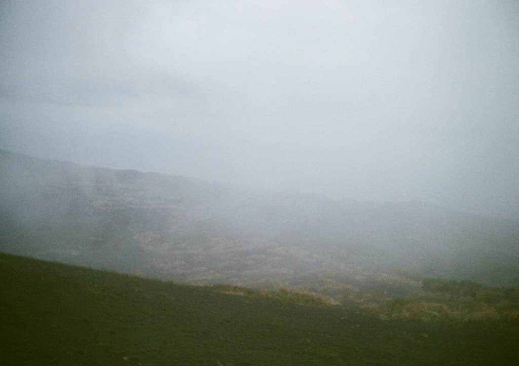 仁村紗和さんのインスタグラム写真 - (仁村紗和Instagram)「伊豆大島には裏砂漠というものがあります。 霧が晴れてくると、見たことない景色が広がっています。クライマックス感がすごいです。  #てらふら #storyinthepicture」9月11日 19時19分 - sawa_nimura