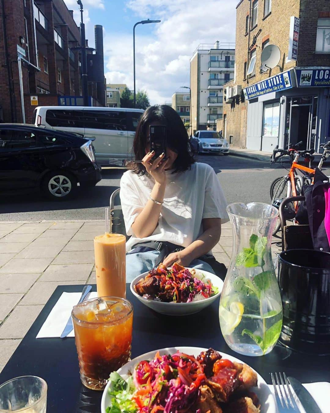 Licaxxxさんのインスタグラム写真 - (LicaxxxInstagram)「The last day of my stay in London🇬🇧 I'm going to Stockholm tomorrow. . . 青空Lunch☀️ 📸 @parkhyyejin  ロンドン最終日、明日はストックホルムに移動。」9月11日 19時12分 - licaxxx1