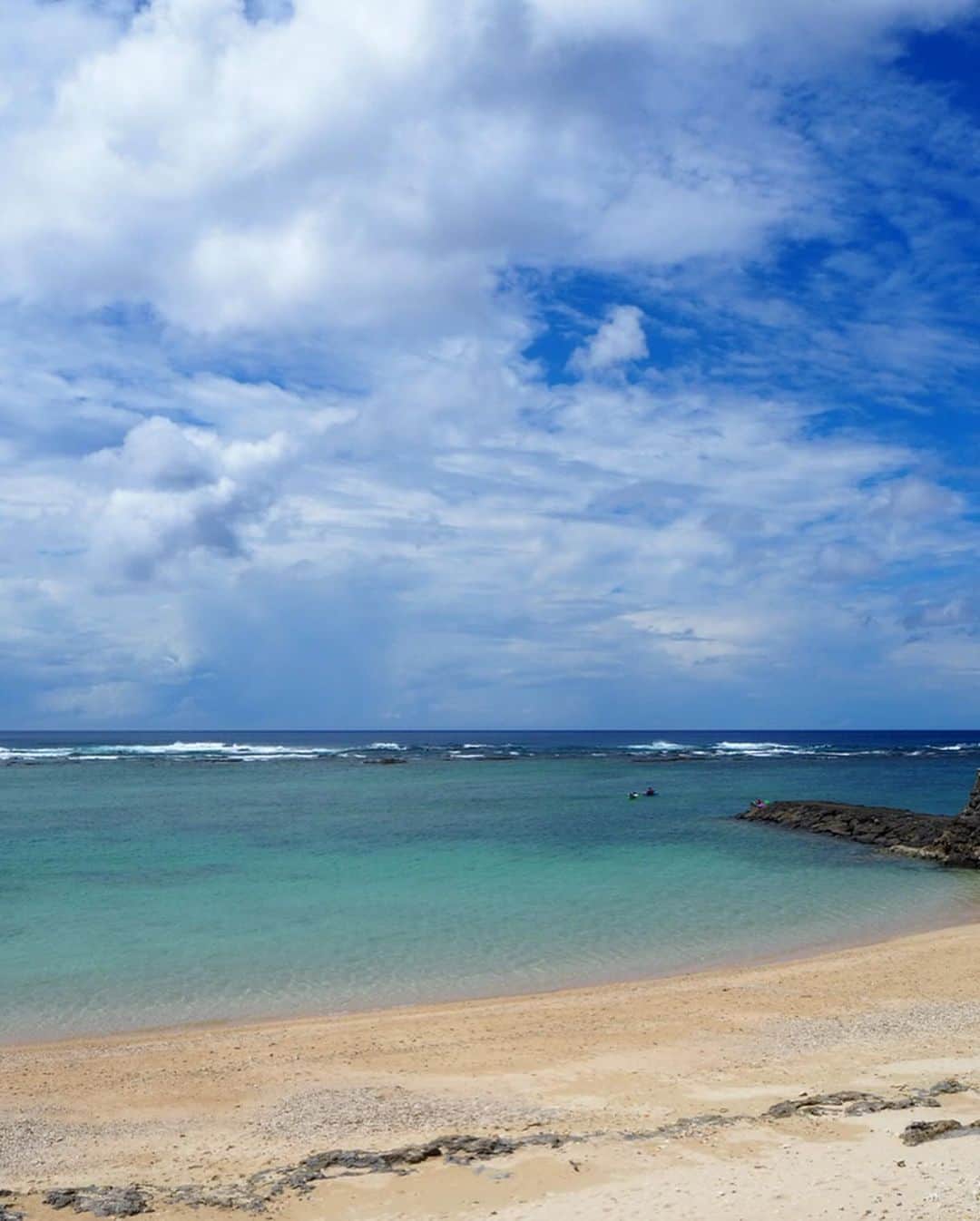 柴田紗希さんのインスタグラム写真 - (柴田紗希Instagram)「徳之島の透明感ビーチ 「ヨナマビーチ」 きらきらだったよ✨ 水着は持ってきてなかったけど タンクトップとショーパンでボートに乗ったさ🚣‍♂️ 絶景は幸せになるね♡ 飛行機からの景色も付けとこ☺️😚 #徳之島 #ヨナマビーチ」9月11日 19時16分 - shibasaaki