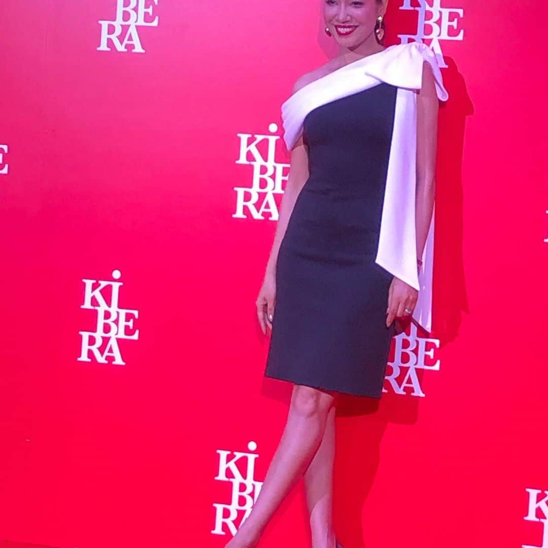 坂村かおるさんのインスタグラム写真 - (坂村かおるInstagram)「昨日 ⭐︎kiBERA 2019  kiRA kiRA BEAUTY AWARD  が開催されました💓  ボディバランスシリーズの新商品発表や kiRA kiRA AWARD のコンテストが行われ沢山のメディアやお客様が来場してくださいました。  審査員のアンミカさん💕とても美しく、ウォーキングはため息が出るほどの優雅さ‥間近でパレコレウォーキングを見られた感動😆  私もボディバランスジュース新作を履いてのイメージモデルをさせて頂きました。 とても履きやすさにびっくり 足を包み込み歩き易く、そしてまた一層ファショナブルになりました。  この秋もkiBERAから目が離せませんね(^_−)−☆ #キベラ #ボディバランスジュース #美魔女 #坂村かおる #国民的美魔女コンテスト10周年 #アンミカ」9月11日 19時28分 - kaoru.sakamura