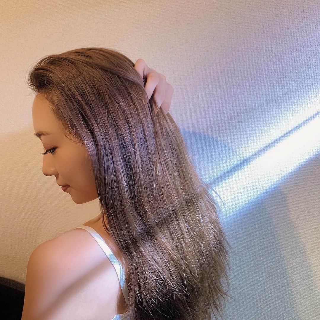 唯可（yuika）さんのインスタグラム写真 - (唯可（yuika）Instagram)「最近使ってみて良いと感じたもの( •̀ .̫ •́ )✧ 頭皮の乾燥を防いでくれる美容菌活を 取り入れているフローランス🧴@and_habit 綺麗な髪を育むためには頭皮のケアが必須なんだって👆 毛穴詰まりやかゆみ対策成分も入ってるしノンシリコン処方で頭皮マッサージによる血行促進も期待できるみたい🥺 166の原料をブレンドしたフレグランスシトラスフローラルブーケの香りもすっごく好きなポイント♡ * * * #florance#shampoo#instabeauty#pr#美容垢#ボリュームシャンプー#頭皮ケア#アンチエイジング#美髪菌#シャンプー#トリートメント#ロングヘア」9月11日 19時20分 - yu.i.k.a