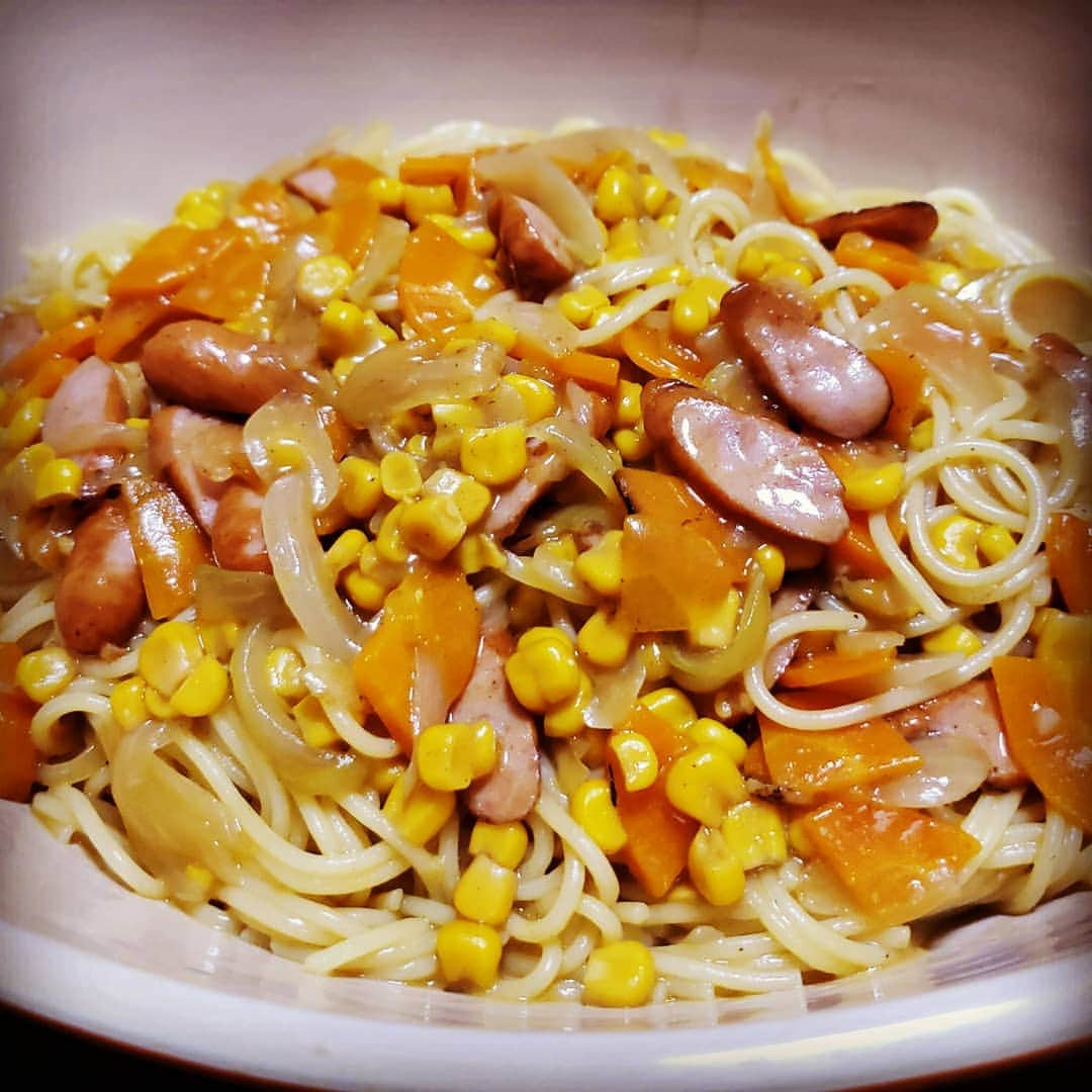 東朋宏さんのインスタグラム写真 - (東朋宏Instagram)「今日の料理はコーンクリームパスタ‼️ 雨降ってたから家にあったものでどうにかごまかした。。。(笑)  見た目は微妙だけど味は大成功‼️ 子供がおかわりしてくれるとまたやる気が出るねぇ～(笑)  #薬酒インスタ対決 #男の料理 #簡単料理 #簡単レシピ #料理初心者 #tastyjapan #おうちごはん #ディナー #パスタ #コーンクリーム #ソーセージ #子供に人気 #それよりどっか遊びに行きたい」9月11日 19時20分 - tomohiro_azuma