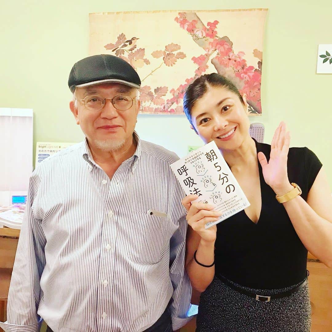 間々田佳子のインスタグラム：「私はセロトニントレーナー。 師匠有田先生が新しい本を出版されました㊗️㊗️㊗️ イライラ、憂鬱、気分が晴れない…。 眠れない。など 何かあったら少しは チカラになれるかも… 相談してくださいね！  #間々田佳子セロトニントレーナー」