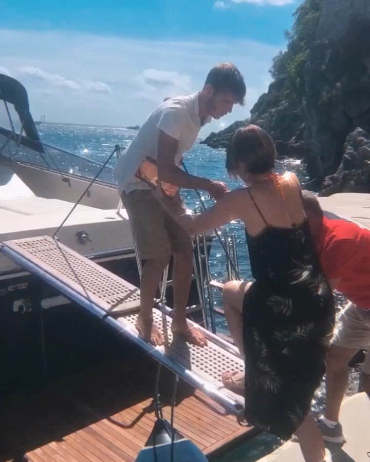 花井瑠美のインスタグラム：「地中海を横断するcruising🚢 アマルフィからカプリ島へはヨットで。  まさに"煌めく太陽と紺碧の海" 海沿いの断崖絶壁にカラフルな街並み。  世界遺産に登録されてるこの絶景と、 夜は星が満天でヨットに寝転がりながら感動して涙。 "産まれてきて良かったー、お母さんありがとうー"って叫びました。 ・ #amalfi#capri#cruising#europa#itaria  #mediterranean #🚢#⛵️#beautifulsea #地中海クルーズ#ヨーロッパ旅行#アマルフィ海岸#世界遺産」