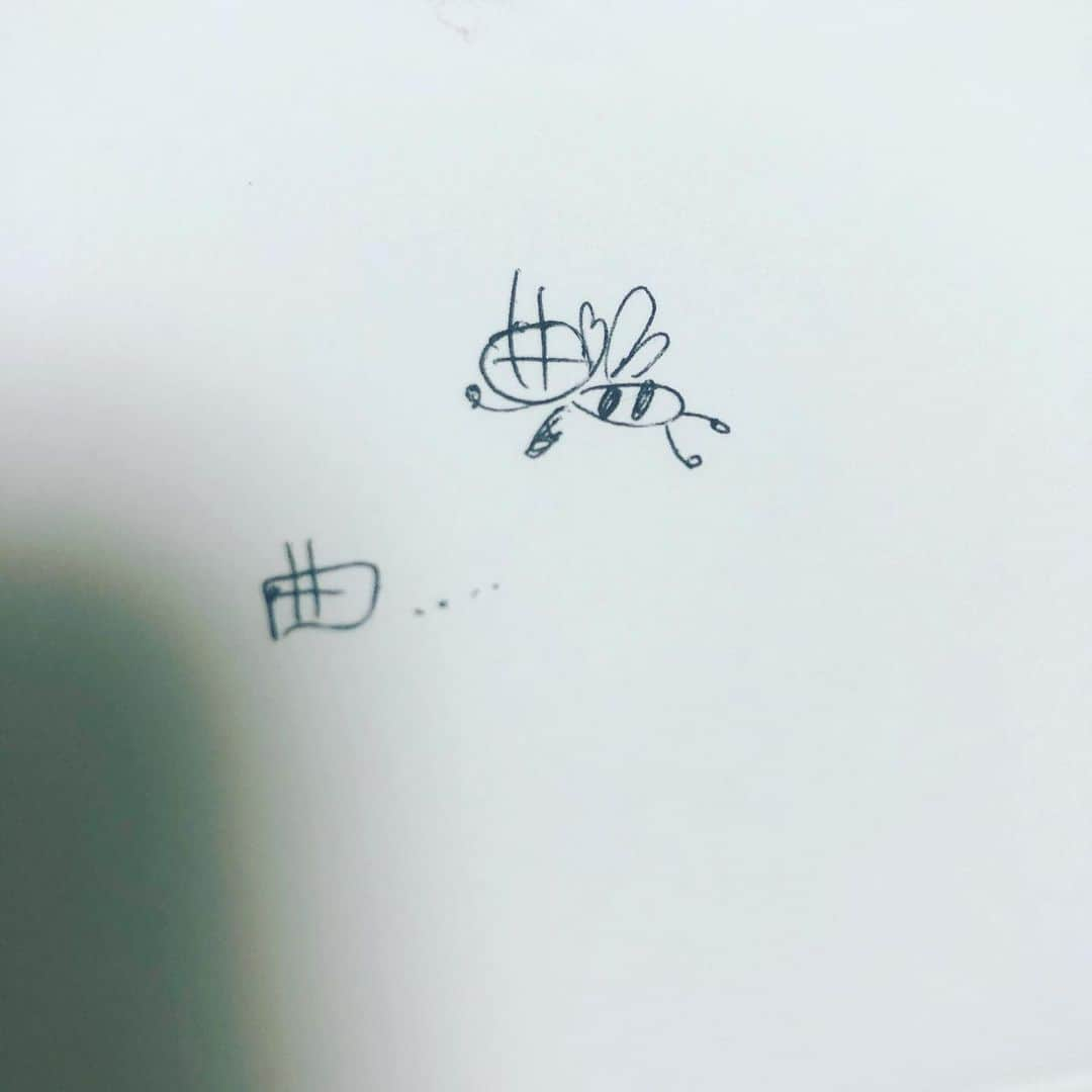 蒼山幸子さんのインスタグラム写真 - (蒼山幸子Instagram)「昨日のメモ書きたち。 メモ帳に突如降臨した 曲蜂と🐝、 おそろしく字のきたないメモ。笑 やばーい打ち込みってなにが やばいのであろう。 かなり眠たい頭で 書き残してたっぽいです。🐖」9月11日 19時37分 - sachiko_aoyama