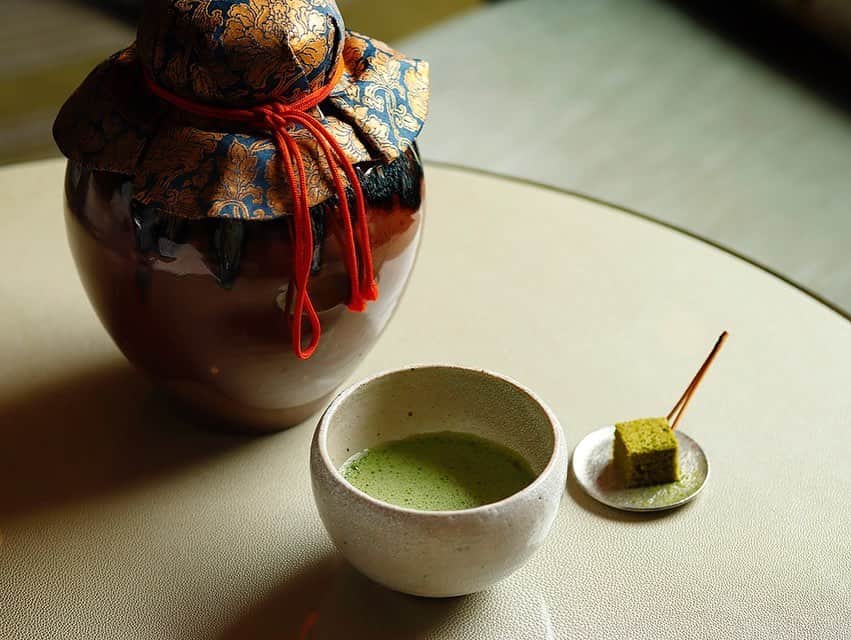 Palace Hotel Tokyo / パレスホテル東京さんのインスタグラム写真 - (Palace Hotel Tokyo / パレスホテル東京Instagram)「“日本茶を楽しむ秋”をテーマにしたアフタヌーンティーは、新茶を茶壷で丁寧に寝かせた「蔵出し濃茶」からスタート。「日本茶喫茶・茶葉の店 寿月堂」がパレスホテル東京のためだけに熟成させた、ここでしか味わえない特別なお茶です。Autumn afternoon tea presentation in collaboration with @jugetsudo_tokyo starts off with brewed matcha tea, exclusively preserved in a traditional tea vase just for Palace Hotel Tokyo!  #アフタヌーンティー #日本茶 #濃茶 #蔵出し茶 #抹茶 #秋スイーツ #日本茶スイーツ #有機茶葉 #寿月堂 #ザパレスラウンジ #パレスホテル東京 #afternoontea #Japanesetea #matcha #greentea #autumnsweets #matchasweets #organictea #Jugetsudo #ThePalaceLounge #PalaceHotelTokyo」9月11日 19時28分 - palacehoteltokyo