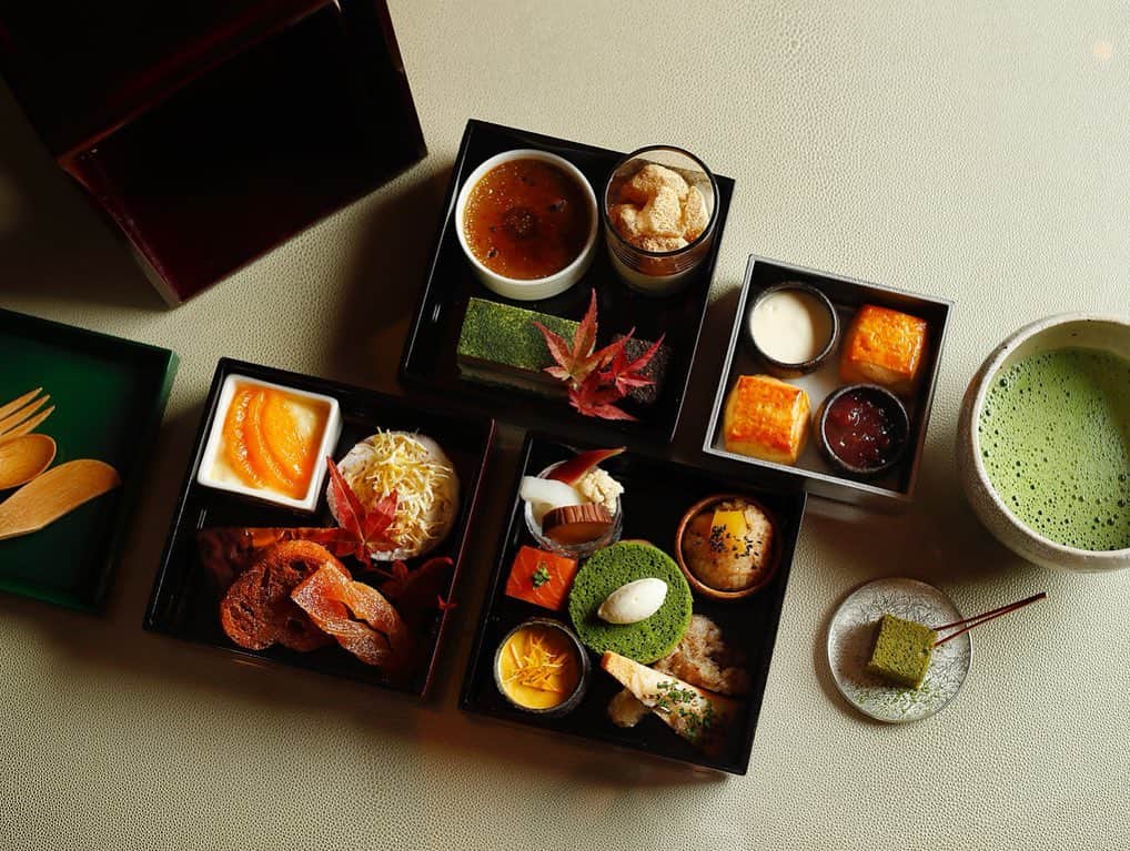 Palace Hotel Tokyo / パレスホテル東京さんのインスタグラム写真 - (Palace Hotel Tokyo / パレスホテル東京Instagram)「“日本茶を楽しむ秋”をテーマにしたアフタヌーンティーは、新茶を茶壷で丁寧に寝かせた「蔵出し濃茶」からスタート。「日本茶喫茶・茶葉の店 寿月堂」がパレスホテル東京のためだけに熟成させた、ここでしか味わえない特別なお茶です。Autumn afternoon tea presentation in collaboration with @jugetsudo_tokyo starts off with brewed matcha tea, exclusively preserved in a traditional tea vase just for Palace Hotel Tokyo!  #アフタヌーンティー #日本茶 #濃茶 #蔵出し茶 #抹茶 #秋スイーツ #日本茶スイーツ #有機茶葉 #寿月堂 #ザパレスラウンジ #パレスホテル東京 #afternoontea #Japanesetea #matcha #greentea #autumnsweets #matchasweets #organictea #Jugetsudo #ThePalaceLounge #PalaceHotelTokyo」9月11日 19時28分 - palacehoteltokyo