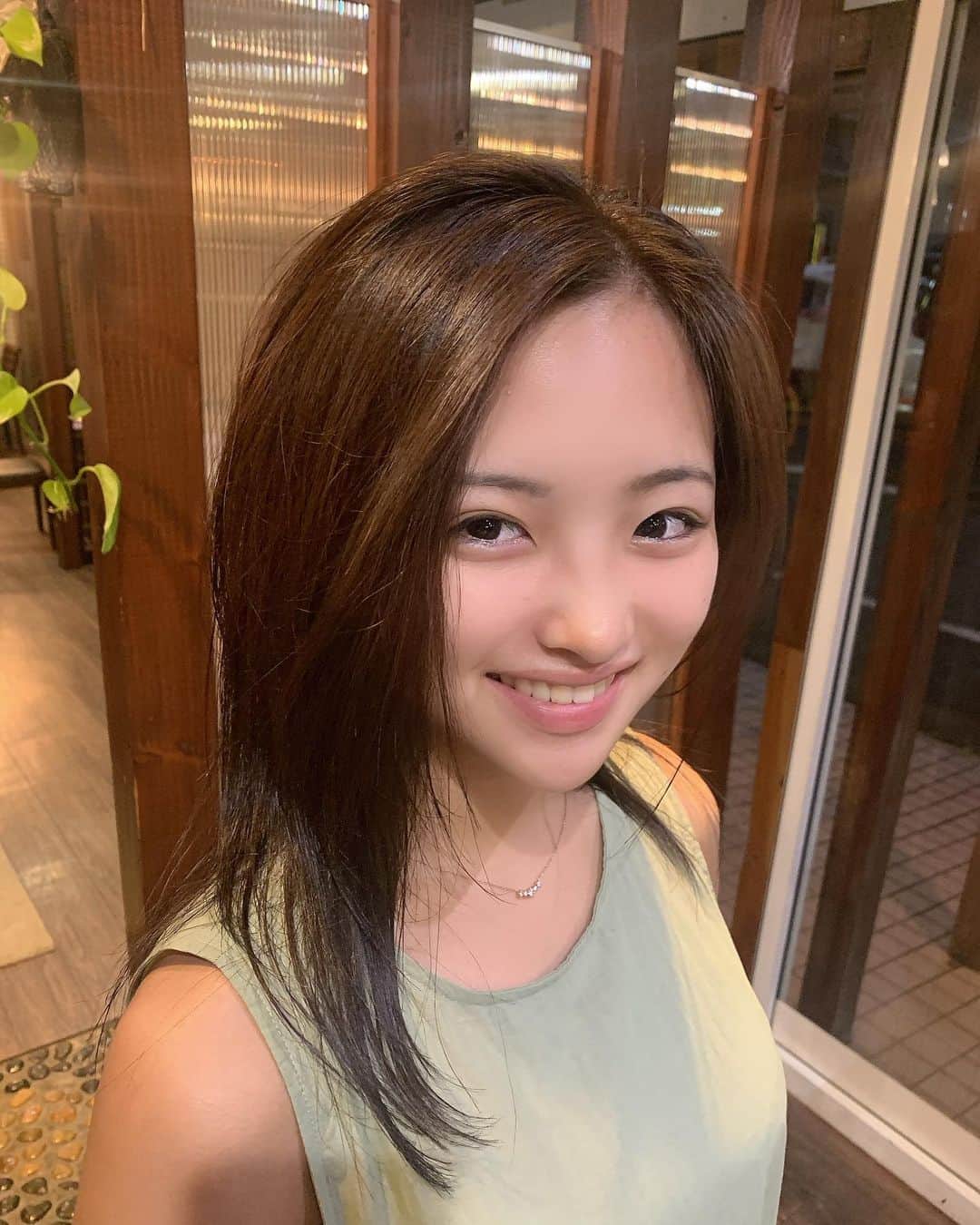 石井美音奈のインスタグラム：「留学から帰ってきてずっとパーマしてたから、ストレートに戻したよー！ 髪の毛短く切るのは来年かな☺️ #おかえりストレート」