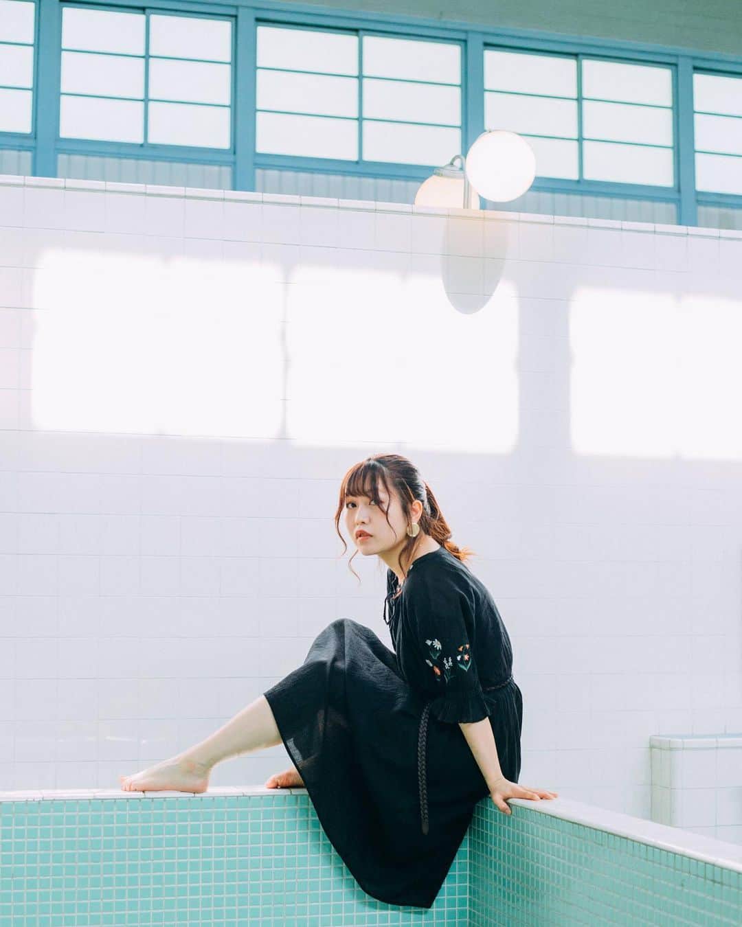 弘松菜摘のインスタグラム：「. . 温泉にいきたい♨️ もしくは2億円ほしい . . #スクリーンに恋して #その瞬間に物語を」