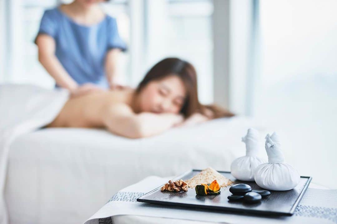 Andaz Tokyo アンダーズ 東京さんのインスタグラム写真 - (Andaz Tokyo アンダーズ 東京Instagram)「It’s no secret that a good sleep can do wonders for your mind and spirit 😊 To help improve your sleep quality, try AO Spa’s new Autumn Nap treatment to feel fully rejuvenated this fall 🍂😴 https://www.hyatt.com/en-US/spas/AO-Spa-And-Club/packages :: 集中力が増し、仕事の効率がアップすると、最近注目されている“昼寝”。質の良い睡眠をお手伝いするこの時期だけのトリートメント「オータムナップ」はいかがでしょうか。🍂😴 秋らしい素材を使い全身を解きほぐして、深い眠りへと誘います。目覚めた後には、体も気分もすっきりし、エネルギーに溢れた午後をお過ごしいただけることでしょう。😊 https://www.hyatt.com/ja-JP/spas/AO-Spa-And-Club/packages :: #aospa #autumn #andaztokyo」9月11日 19時37分 - andaztokyo