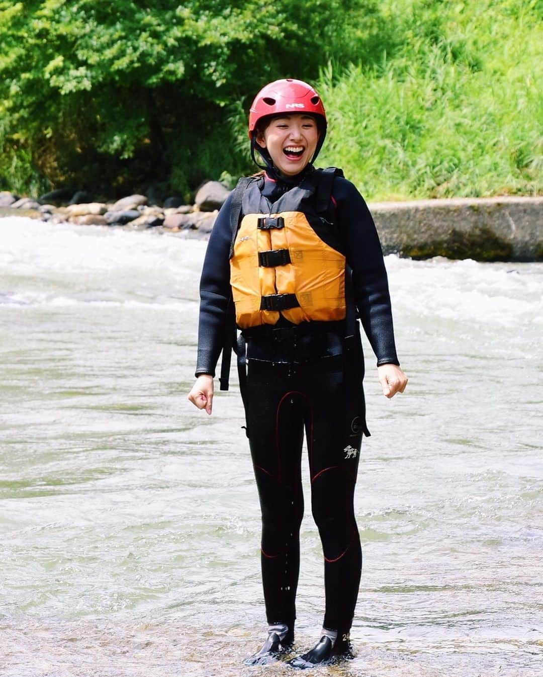 的場絢香さんのインスタグラム写真 - (的場絢香Instagram)「🌊﻿ ﻿ 長野県の白馬でラフティング🚣‍♂️🍃﻿ ﻿ 日本一の水質に輝いたこともある﻿ 姫川の水はとってもキレイ✧﻿ ﻿ 大きな岩の間を抜けたり﻿ ゆったり景色眺めたり﻿ 途中、川遊びをしたり﻿ 大自然を満喫！！🌿﻿ ﻿ すっごく楽しかった〜♩ ﻿ __________________________________ #石川さん情報liveリフレッシュ  #石川テレビ #旅したがーる #旅行 #ロケ  #大自然 #長野 #白馬 #姫川 #ラフティング #ライオンアドベンチャー」9月11日 19時39分 - ayaka_matoba