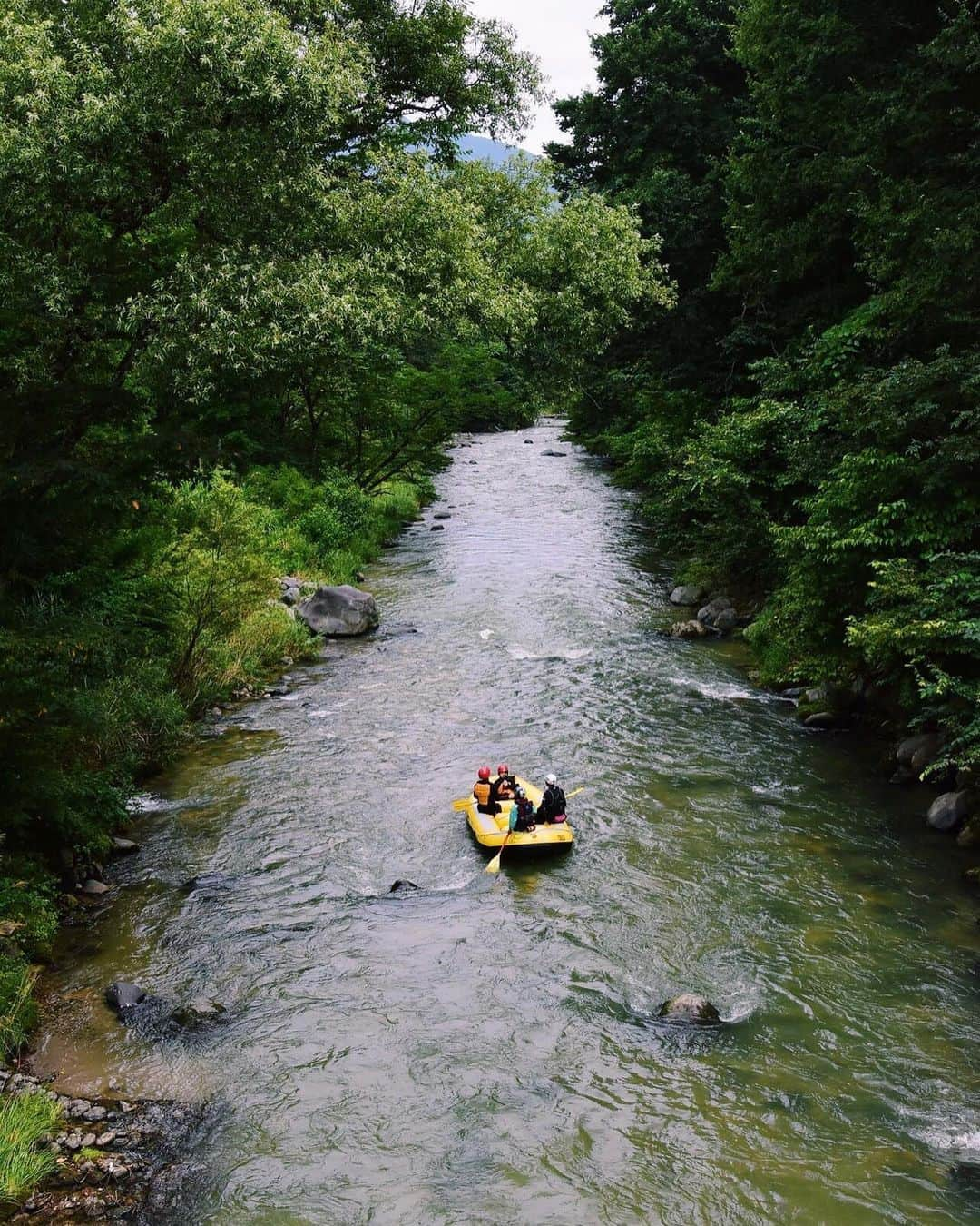 的場絢香さんのインスタグラム写真 - (的場絢香Instagram)「🌊﻿ ﻿ 長野県の白馬でラフティング🚣‍♂️🍃﻿ ﻿ 日本一の水質に輝いたこともある﻿ 姫川の水はとってもキレイ✧﻿ ﻿ 大きな岩の間を抜けたり﻿ ゆったり景色眺めたり﻿ 途中、川遊びをしたり﻿ 大自然を満喫！！🌿﻿ ﻿ すっごく楽しかった〜♩ ﻿ __________________________________ #石川さん情報liveリフレッシュ  #石川テレビ #旅したがーる #旅行 #ロケ  #大自然 #長野 #白馬 #姫川 #ラフティング #ライオンアドベンチャー」9月11日 19時39分 - ayaka_matoba