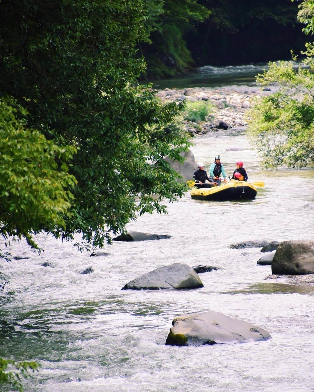 的場絢香さんのインスタグラム写真 - (的場絢香Instagram)「🌊﻿ ﻿ 長野県の白馬でラフティング🚣‍♂️🍃﻿ ﻿ 日本一の水質に輝いたこともある﻿ 姫川の水はとってもキレイ✧﻿ ﻿ 大きな岩の間を抜けたり﻿ ゆったり景色眺めたり﻿ 途中、川遊びをしたり﻿ 大自然を満喫！！🌿﻿ ﻿ すっごく楽しかった〜♩ ﻿ __________________________________ #石川さん情報liveリフレッシュ  #石川テレビ #旅したがーる #旅行 #ロケ  #大自然 #長野 #白馬 #姫川 #ラフティング #ライオンアドベンチャー」9月11日 19時39分 - ayaka_matoba