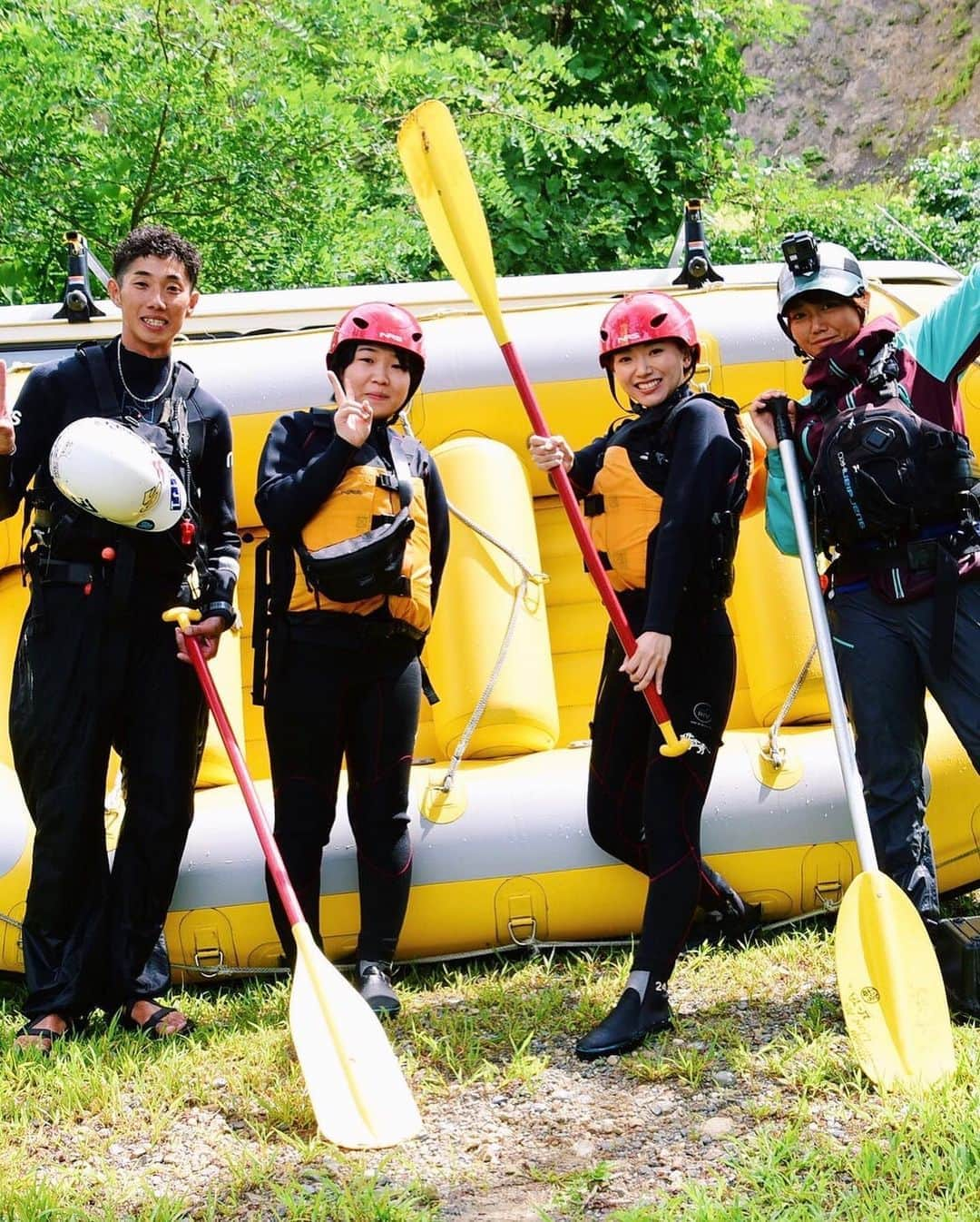 的場絢香さんのインスタグラム写真 - (的場絢香Instagram)「🌊﻿ ﻿ 長野県の白馬でラフティング🚣‍♂️🍃﻿ ﻿ 日本一の水質に輝いたこともある﻿ 姫川の水はとってもキレイ✧﻿ ﻿ 大きな岩の間を抜けたり﻿ ゆったり景色眺めたり﻿ 途中、川遊びをしたり﻿ 大自然を満喫！！🌿﻿ ﻿ すっごく楽しかった〜♩ ﻿ __________________________________ #石川さん情報liveリフレッシュ  #石川テレビ #旅したがーる #旅行 #ロケ  #大自然 #長野 #白馬 #姫川 #ラフティング #ライオンアドベンチャー」9月11日 19時39分 - ayaka_matoba