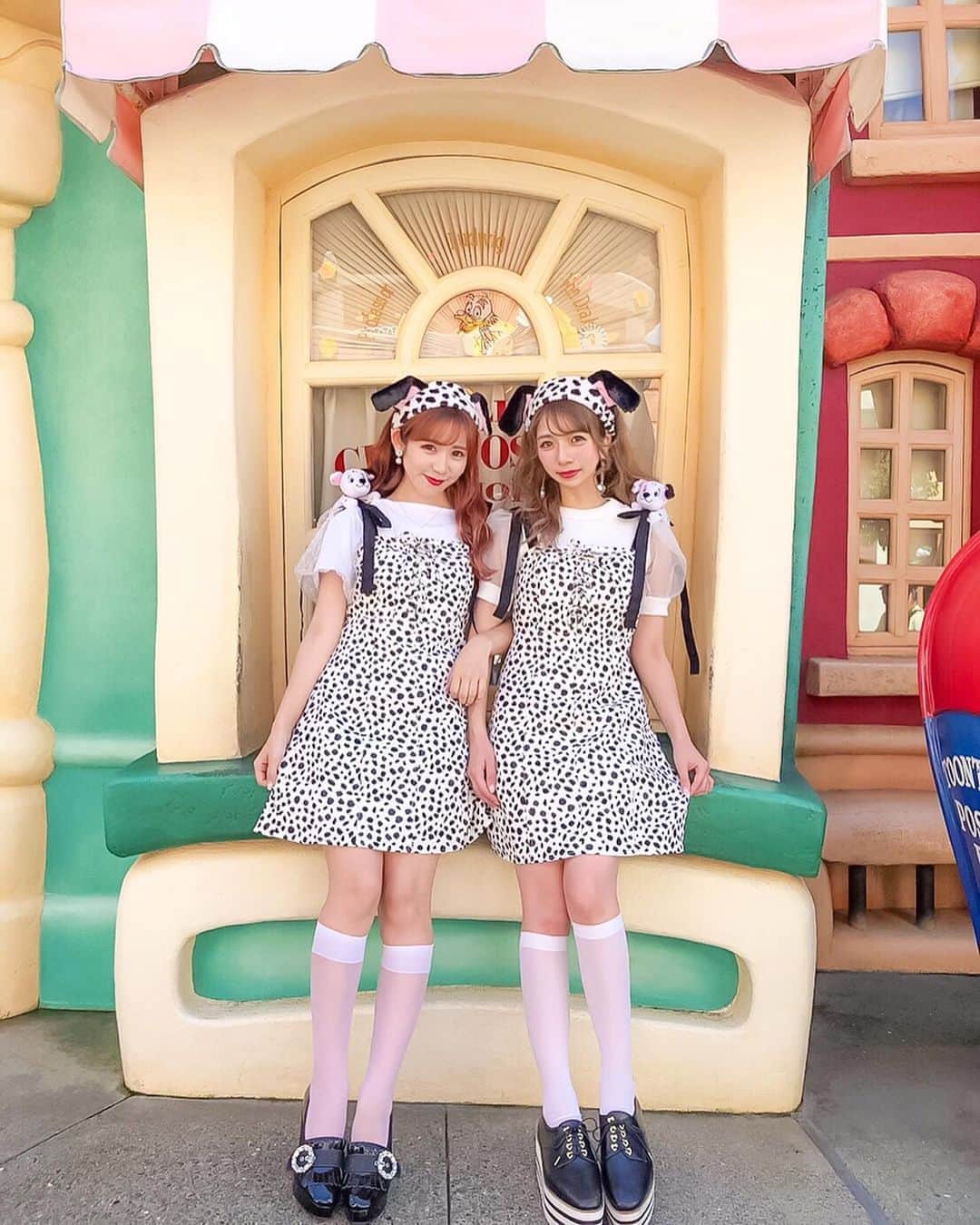 のインスタグラム：「. . 101匹わんちゃんバウンド🐶💕 えりんこと初ディズニー🏰 . 新しく販売開始した くっつきぬいぐるみつけたよ💭 肩にちょこんってのるのが可愛過ぎない？🤣💓💓 . ダルメシアン柄のワンピースもばっちりあって 大満足コーデになった🏁🎀 . #tokyodisneyland #disneyland #disneyootd #disneycode #disneyhalloween2019 #enpunto #ディズニーランド #東京ディズニーランド #ディズニーハロウィン2019 #ディズニーコーデ #双子ディズニー #双子コーデ #お揃いディズニー #ハロウィン2019 #花嫁カチューシャ #シミラールックディズニー #もーみディズニー🎠 #ディズニー仮装 #ディズニー仮装2019 #101匹わんちゃん #101匹わんちゃんコーデ #101匹わんちゃんバウンド #トゥーンタウン」