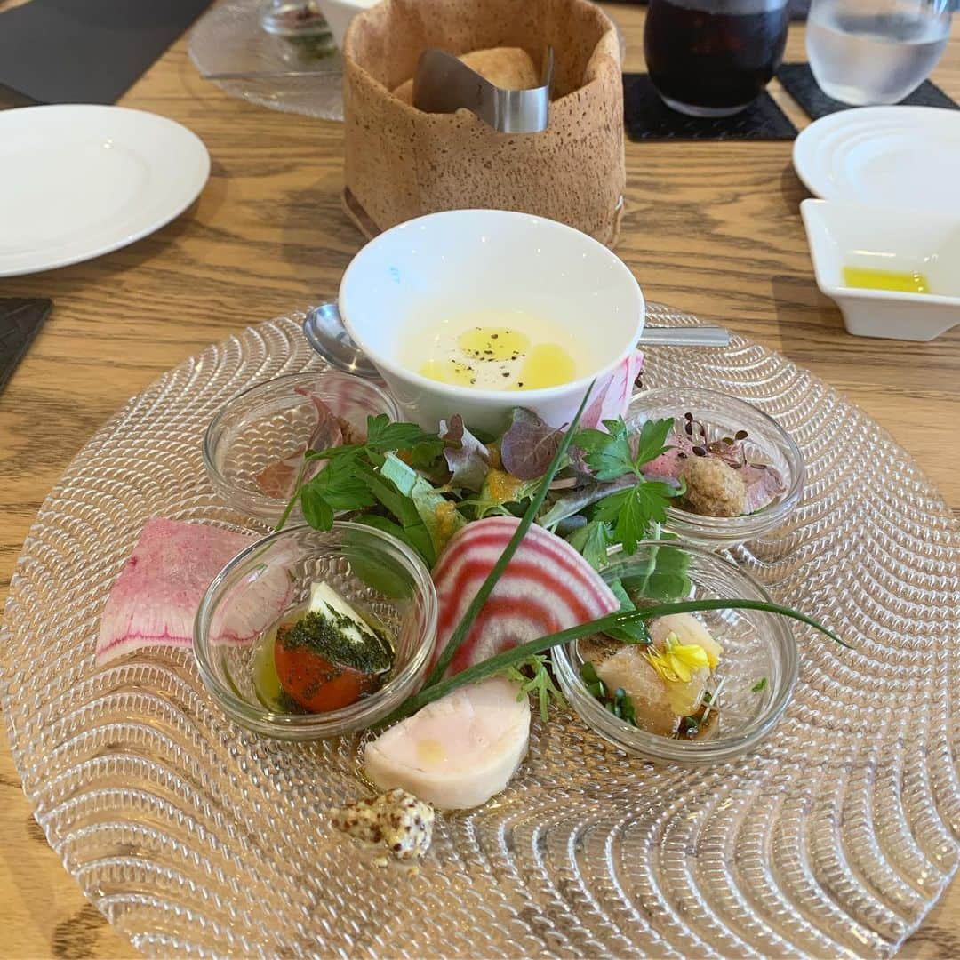 SPARAさんのインスタグラム写真 - (SPARAInstagram)「先日のランチ♡ ちょうど主人と時間が合ったから一緒にザ・ブラッセリーさんに行ってきました♡  @brasserie_____  小エビたっぷりのトマトクリームパスタが美味しかった♡ 前菜も全部美味しかった〜！ #浜松ランチ#浜松グルメ#亜子ログ#brasserie#thebrasserie#ブラッセリー#1日1食生活#ゆるくやってます#今日は子供の残した焼きそば食べたから1食じゃない#マイナス2kg#調子いいとマイナス3kgになる」9月11日 19時43分 - spara_aco