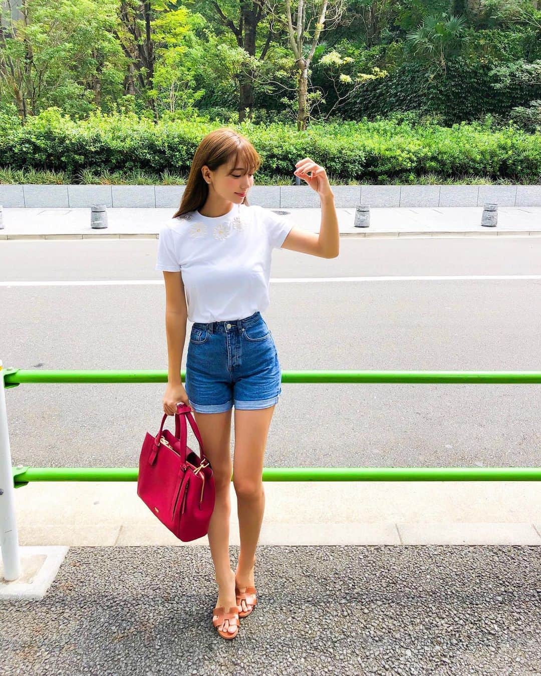 のインスタグラム：「TODAY 🌞﻿ 今日ものすごく暑かった..﻿ ﻿ 最近お気に入りの﻿ @tumitravel は荷物が多い日に最適 ! 収納ポケットが沢山あって、PC用のスペースもあるので大助かり♡﻿ ﻿ #トゥミ #トートバッグ ﻿ #pr #perfectingthejourney」