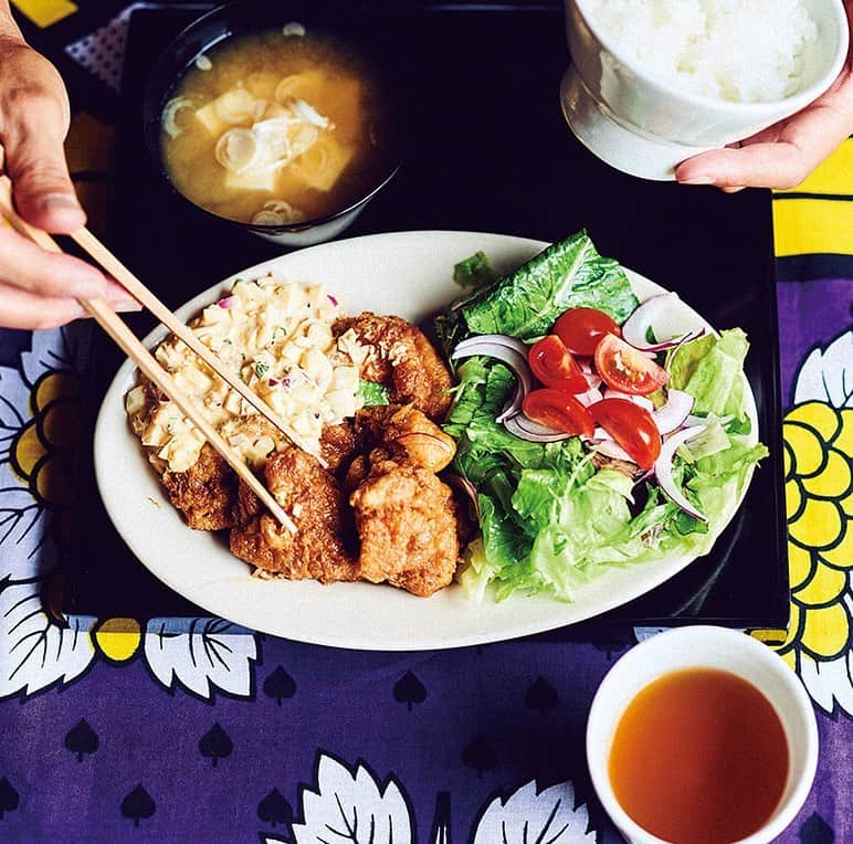 三浦理志さんのインスタグラム写真 - (三浦理志Instagram)「今月号OCEANSのミウラメシは〜 「本場仕込みのチキン南蛮」 ６月に鷄料理の修業をしてきたんです。 鷄料理といえば宮崎！ 本場の専門店で、鶏肉の下ごしらえをしたり、名物の炭火焼の作り方を教えてもらいながら、みっちり1週間学ばせて頂きました。 今回はその時に教えて頂いたチキン南蛮です！ 思い出と感謝でいっぱいのチキン南蛮！ ぜひ作ってみて下さい❗️ @oceans_magazine  #ミウラメシ  #oceans #oceansmagazine #cooking #friedchicken #miyazaki #料理 #鷄 #鷄料理 #宮崎 #チキン南蛮 #本場仕込みのチキン南蛮」9月11日 19時47分 - mar4m