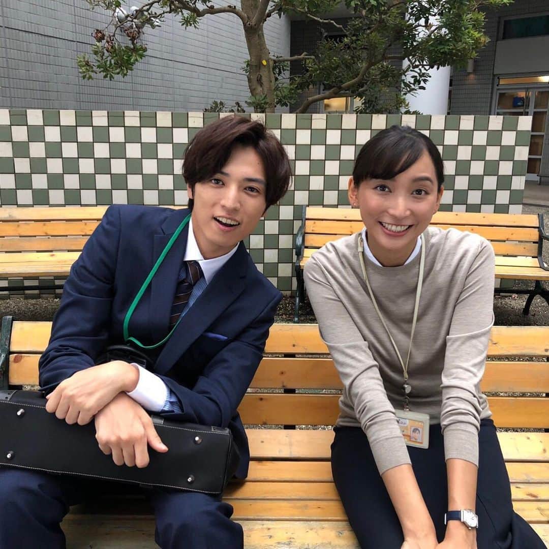 日本テレビ「偽装不倫」のインスタグラム：「💍今夜放送‼️最終回💍‬﻿ 鐘子(#杏)が勤める通販会社の中庭で撮ったオフショット✨ 杏さんと藤堂役の #桐山漣 さんはドラマ「花咲舞が黙ってない」以来2回目の共演ということで、撮影の合間も和気あいあいとお話されていました🎵﻿ ベンチでくつろぐ？お茶目な藤堂さんのオフショットもどうぞ(笑)﻿ ﻿ #偽装不倫 #日テレ #水ドラ #YLAB #LINEマンガ #文藝春秋 #東村アキコ #おいで偽装不倫最終回 #今夜10時」