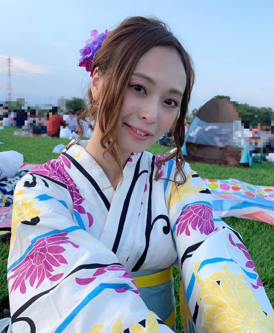のインスタグラム：「♡♡ . . まだまだ暑いけど、 夏が終わる前に投稿しておく👘💓 . . 花火大会行った時の😚❤️ . . 今年はいっぱい浴衣着たなぁ☺️🎀 . . #花火 #花火大会 #hanabi #浴衣 #浴衣ヘアアレンジ  #浴衣ヘア #セルフヘアアレンジ #utatane #夏の思い出 #笑顔 #smile」