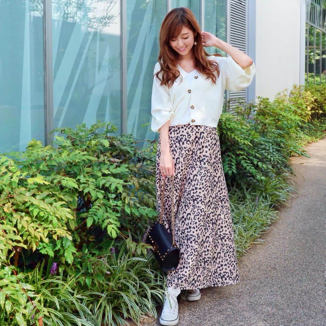 のインスタグラム：「. 上下ともRoomy's @roomys_official のアイテムでした💡レオパード柄入れると一気に秋っぽくなる😊 . そしてカーディガンは丈が短めでスカートともパンツとも相性が良くて使えるのでお気に入り✨ . . さっき急にすごい雷雨でびっくりしたな⚡️💦 . . #roomys #roomys_style #アゼ編みカーディガントップス #サンディングフレアスカート #coordinate #fashion #レオパード」