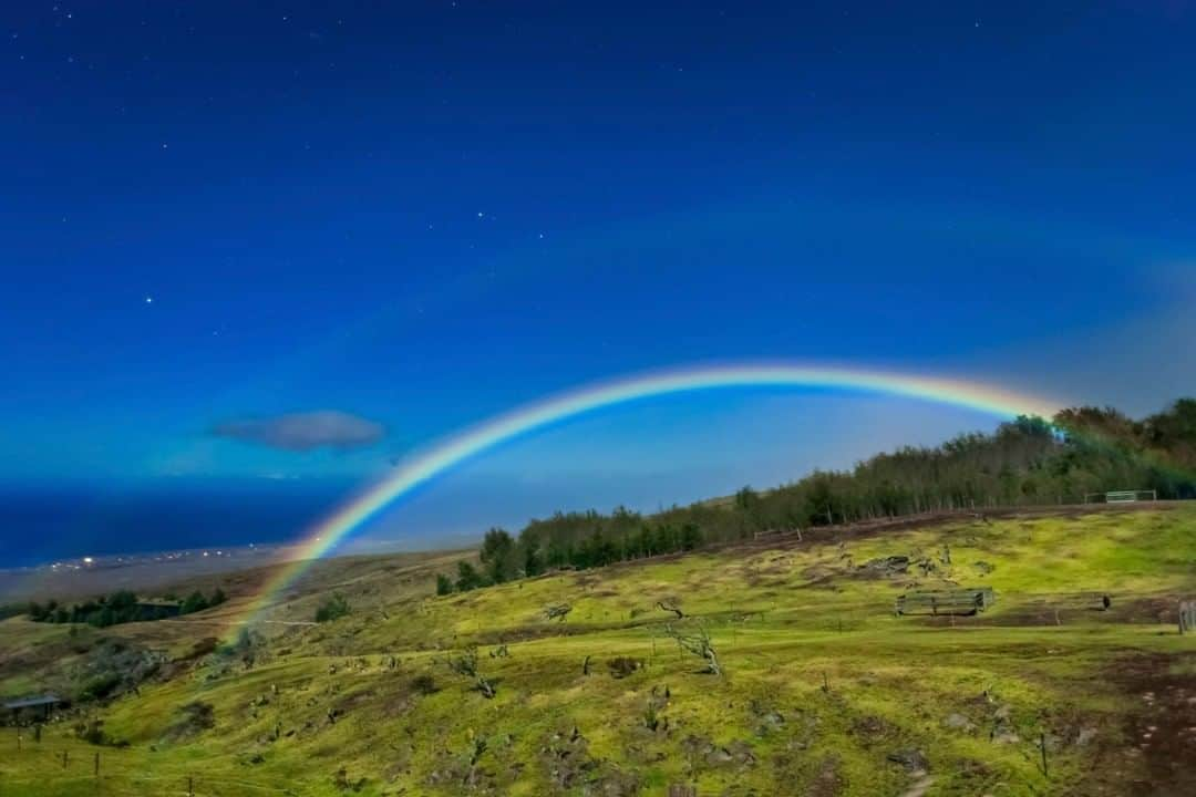 Instagenic Hawaiiさんのインスタグラム写真 - (Instagenic HawaiiInstagram)「Aloha! 夜の虹、ムーンボーをご存知ですか？ ハワイに住んでいる方でも滅多にみることができないそうです。 ぜひハワイ滞在の際にムーンボーを見つけたら教えてくださいね😀  #ハワイ　#hawaii #ハワイ島　#islandofhawaii #今こそハワイ島へ行こう　#ハワイ旅行 #ハワイフォト　#虹　#レインボー　#ムーンボー　#ハワイの魅力　#インスタハワイ #ハワイ写真　#ハワイ旅　#ハワイ景色　#ハワイ絶景　#aloha」9月11日 20時00分 - gohawaii_jp