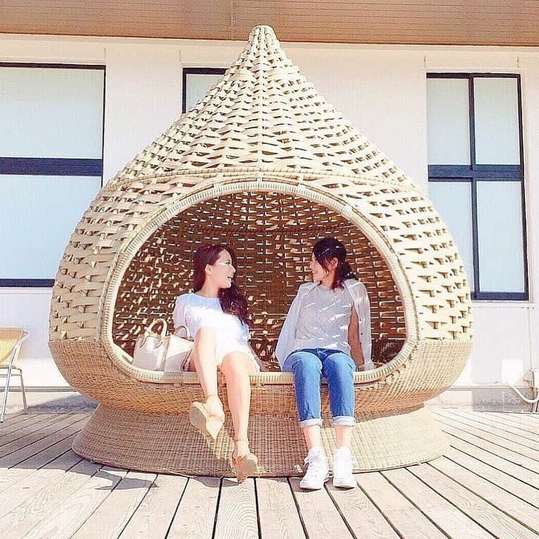 【JTB】マイトリ公式アカウントのインスタグラム：「＼follow me!! 💛／﻿ ﻿ 今日の #マイトリ 投稿は…@cstabi_bookさんの﻿ #日本 #淡路島 でのお写真📷✨﻿ ﻿ 淡路島が女子旅に人気☺️﻿ アクティビティもSNS映えスポットも📸💘﻿ 淡路島といえば、玉ねぎ！﻿ 玉ねぎをモチーフにした面白スポットなど、たくさん🤣🤣﻿ ご紹介する玉ねぎは…とっても可愛いソファー🧡😳🧡﻿ お友達と仲良く座ると可愛いですね🥰﻿ 玉ねぎソファーがある、のじまスコーラは廃校小学校を活用した複合施設なんだって！﻿ 赤い建物が目印○ checkしてみて☑︎﻿ ﻿ プチ豆知識💡﻿ 淡路島の玉ねぎが甘くて美味しい理由は、じっくり時間をかけて栽培しているから！﻿ 気候も風土も玉ねぎにベストみたい。﻿ 生でも美味しく食べれちゃうくらい甘いから不思議だよね😋﻿ ﻿ 🌐兵庫県﻿ 📍淡路島 / のじまスコーラ﻿ 🏷 #のじまスコーラ ﻿ ﻿ マイトリサイトには、海外、国内の女子旅情報をUPしています❣️URLから、是非チェックしてみてください💃💃﻿ ﻿ #マイトリ #JTB #JTBで旅したい #玉ねぎ #淡路島旅行 #淡路島へ #おっ玉葱 #awajishima #自然 #旅行が好き #女子旅 #フォトジェニック #traveler #girlstrip #旅行 #女子カメラ #写真好きな人と繋がりたい #trip #フォトスポット #GirlsWhoTravel #girlaroundworld﻿」