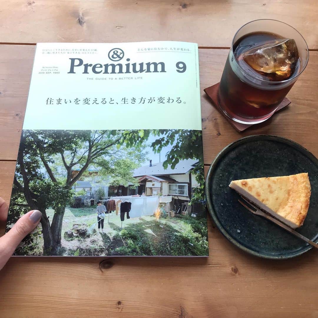 フレシャス公式(FRECIOUS) さんのインスタグラム写真 - (フレシャス公式(FRECIOUS) Instagram)「. #フレシャスカフェ部 最近、お気に入りのカフェを見つけました。 「心地良い静けさの場所で本を読みたい」 という人のための場所。 食事もとってもヘルシーでお腹がいっぱい。 . . おしゃべりもダメ。 勉強や仕事も良いけど、 パソコンのキーボードを打つ音や、 鉛筆の音も静かに出来る人だけ。 なかなか厳格なルールがあるのだけど、 店長さんが本が大好きな方で、 「本当日本を読める環境を作りたい」という思いで、 作られたカフェなのだそうです。 . 先月の#andpremium を読んでいて、見つけたカフェ。 居心地が良すぎて、落ち着きすぎて家にしたいくらい！ ちなみに、& Premiumはフレシャスユーザーさんにも、 ファンが多いと思うのですが、 今月号は「あの人が、もう一度読みたい本」というテーマで、 『本特集』なので、見逃せない。 読み応えがあるし、写真もきれいだし、 次の号が出るまでに読みきれないのが悩みです。 . もうすぐ読書の秋。 みなさんの最近のおすすめの本はなんですか？ （編集部・K） . . #フレシャス読書部 #フレシャス #FRECIOUS #天然水  #ウォーターサーバー #waterserver#カフェ巡り #cafe #coffee#tea#icecofee #カフェ部 #本好き #読書 #アンドプレミアム」9月11日 20時12分 - frecious_official