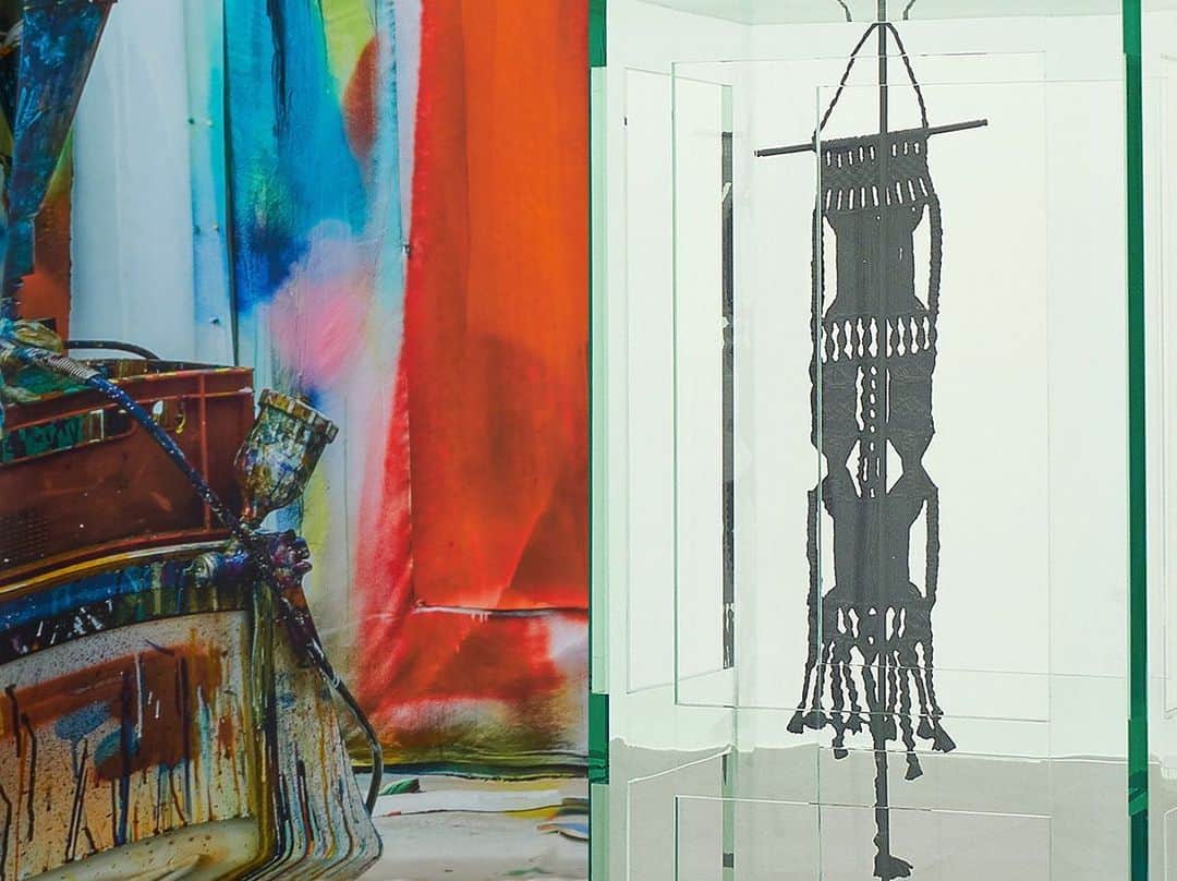 のインスタグラム：「#GrosseTrouve: Gagosian is pleased to present recent works by Katharina Grosse and Tatiana Trouvé. The exhibition will inaugurate Gagosian’s Basel gallery programming, following "Continuing Abstraction," the group exhibition presented in conjunction with Art Basel 2019.  At first, Grosse’s flamboyant prints and Trouvé’s meditative sculptures appear contrapuntally opposed: silk against bronze and glass; dripping, aleatory colors against spare lines and volumes. Despite their contrasting approaches to materiality and hue—or perhaps because of them—each artist’s work animates, illuminates, and adapts to the other’s. Stop by the opening on Friday, September 13, from 6–8pm, at Gagosian, Basel! ___________ #KatharinaGrosse #TatianaTrouve #Gagosian @katharina_grosse Left: Katharina Grosse, "Untitled," 2019 (detail) © Katharina Grosse and VG Bild-Kunst Bonn, 2019. Right: Tatiana Trouvé, "Les indéfinis," 2017–18 (detail) © Tatiana Trouvé」