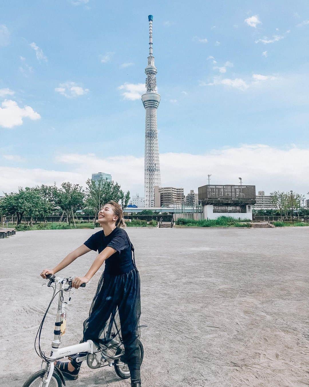 happyyopyさんのインスタグラム写真 - (happyyopyInstagram)「この前撮影で東京らしい東京を﻿ 自転車で感じてきたの🚲﻿ 東京に住んでいても﻿ 中々行かない浅草や合羽橋まで移動したりと﻿ 東京の下町は楽しいね🇯🇵🏯🌸﻿ 5時間かけて行ったから﻿ お尻が死にかけたのはナイショ🙊﻿ ﻿ バイクツアーができるのは @l.l.c.trailfinders 🚴✨ この日のコーデはタグ付けました🕺 #よぴコーデ #東京 #スカイツリー」9月11日 20時09分 - happyyopy