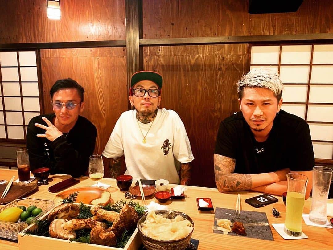 のインスタグラム：「🍣﻿ Welcome to tokyo🥂﻿ ﻿ 韓国からタトゥーアーティストのテナンが来日。﻿ いまいち味覚の合わないSOUKIくんとみんなで築地行ってきた。﻿ ﻿ #ここはうまかった﻿ #寿司﻿ #straite」