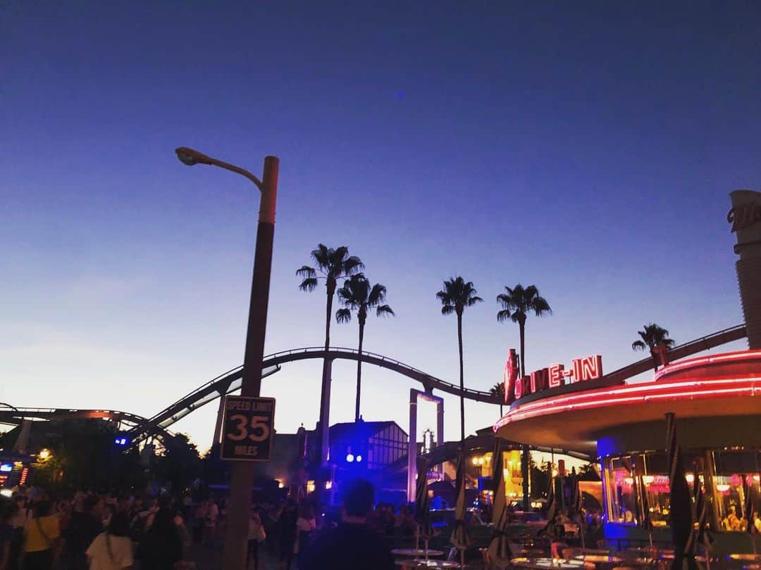 のインスタグラム：「ナイター撮影 頑張ろう！ いい景色。毎日見る景色をちょっと変えるだけで リフレッシュできるしまた明日からがんばろ！って 思えますよね。 #写真 は 少し前に行った  #usj ✌︎✌︎ #外国みたい だったな  #ミニオン #minion #好きだよ 🌙❤️」