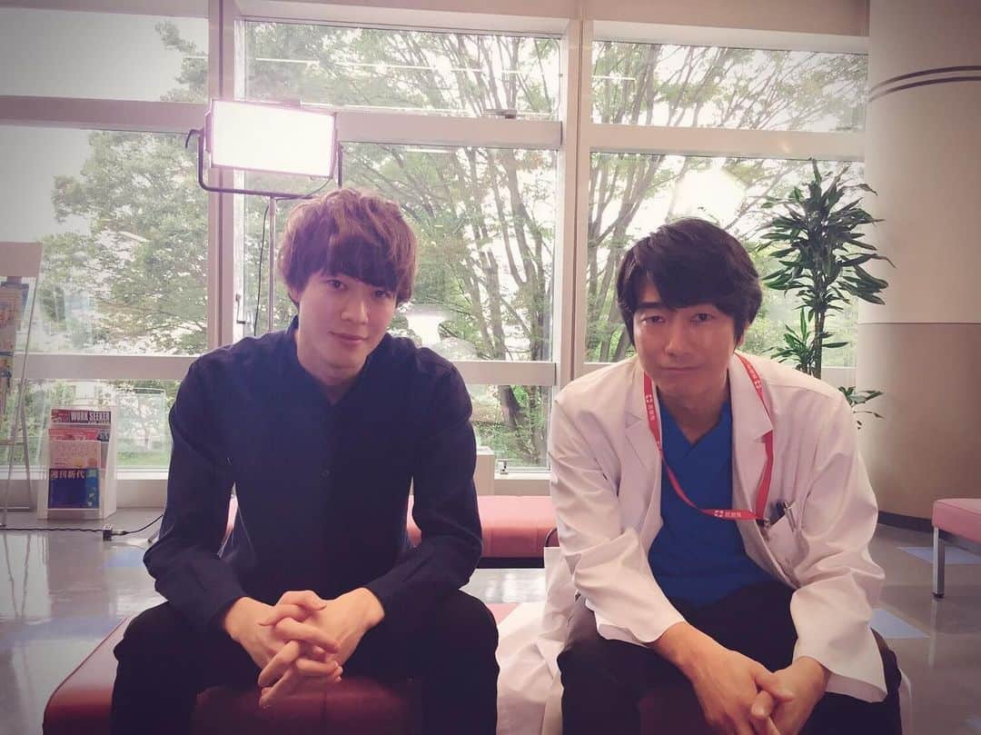 日本テレビ「偽装不倫」のインスタグラム：「💍今夜放送‼️最終回💍‬﻿ 丈(#宮沢氷魚)と一之瀬先生(#眞島秀和)のオフショット✨ 丈が一之瀬に思いを吐露する重要なシーンの撮影では、お芝居について監督と真剣に話し込んでいた宮沢さん。その姿を眞島さんが後ろから静かに見守っていました。﻿ ﻿ #偽装不倫 #日テレ #水ドラ #YLAB #LINEマンガ #文藝春秋 #東村アキコ #おいで偽装不倫最終回 #今夜10時」