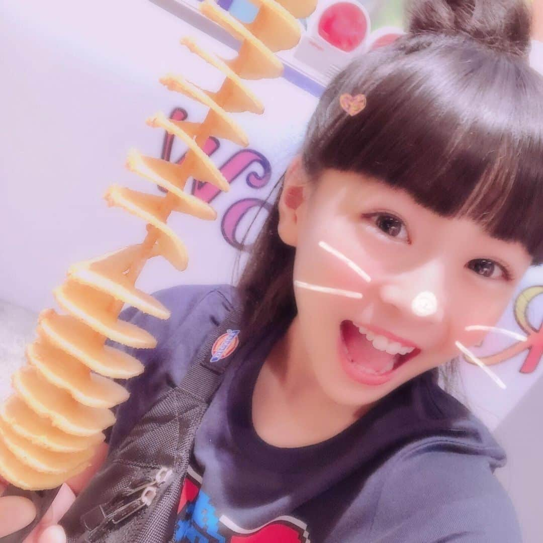 ゆず（ゆずこあ）のインスタグラム：「(。>ㅿ<。)♡ ロングポテトのコンソメ味⸜( ´˘` )⸝♡ * 凄く長かった!!( ˶ˆ꒳ˆ˵ ) * めっちゃ美味しい (*´︶`*) * また食べたい~~!!⸜(๑'ᗜ'๑)⸝ * #レインボースイート原宿 #トルネードポテト #コンソメ味 #日本一長い #ゆず#yuzu」