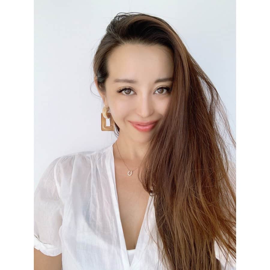 のインスタグラム：「今週はやっと時間を見つけて美容週間に❣️ . 先ずは、いつもお願いしている @kemu_juni ちゃんにマツエクをつけてもらいました👀💖 . 今回は１番ボリュームのあるのにしてもらったら、アイラインもいらないくらい！バサバサ🤩✨ . マツエクと眉毛のアートメイクのおかげで、ママlife大助かりです😭🙏💕 . Kemuちゃんありがとう🙌❤️ . 続いてヘアカット&カラーリングもしたので、また後日postします💇🏻‍♀️ (↑は勿論カット＆カラー前🤭) ・・・ ・・・ #love #happy #family #mamalife #マツエク」