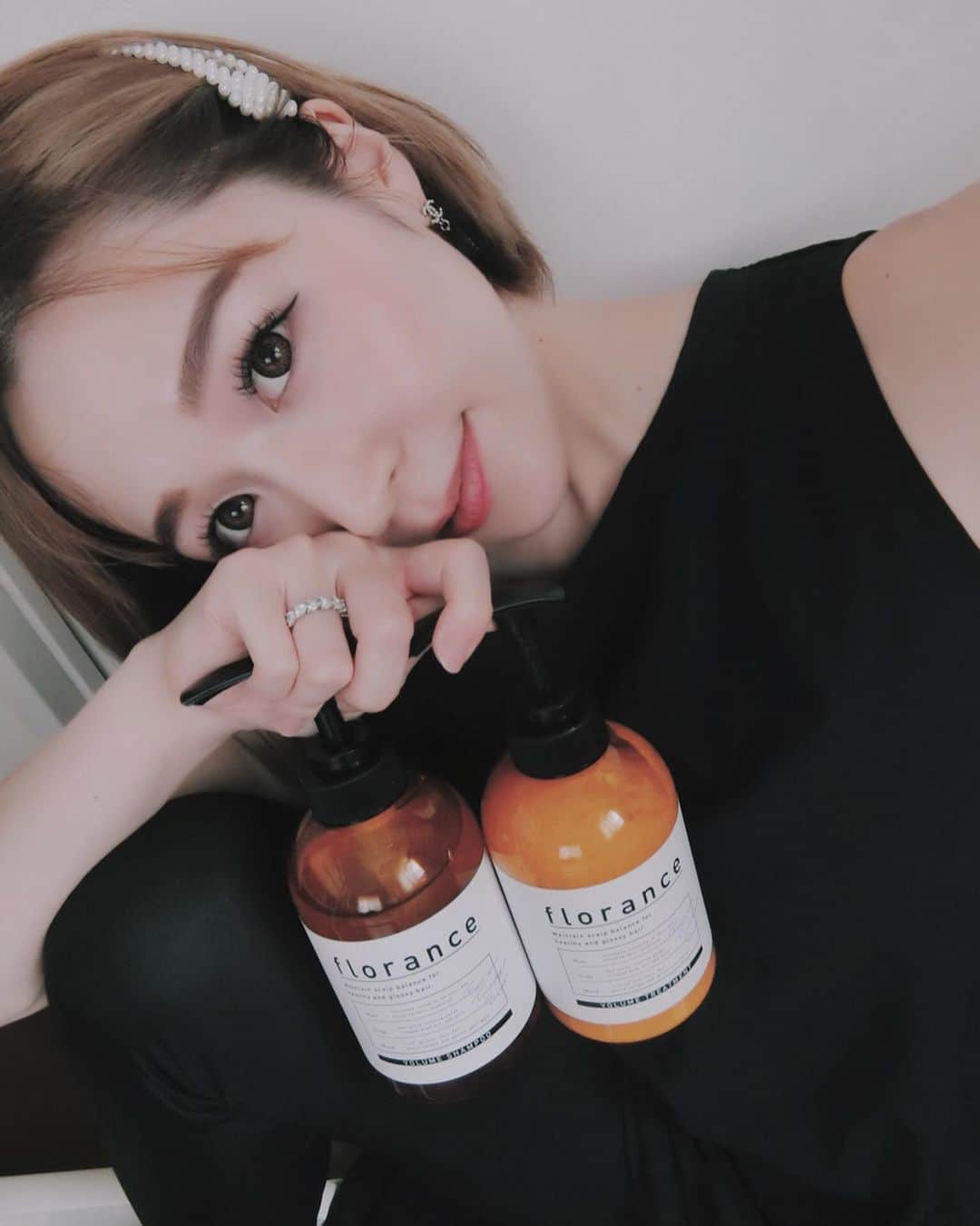 shihoのインスタグラム：「年齢とともに乾燥しやすいのは お顔だけではなく頭皮もとゆうことを 知ってしまいました🤦‍♀️ 顔や身なりをキレイにしてても 髪の毛がパサパサしなしなだと スタイリングも決まらないし 残念すぎるよね。 美しい髪は土台である 頭皮がとっても大事なんだって。 ってことで今丁度、 産後の髪の毛のハリコシが 気になっていたので 頭皮アンチエイジング はじめてみようとシャンプー 変えました💆‍♀️🧴🛁💕 . フローランス @and_habit は 美容菌活が入っててノンシリコン❣️ （↑成分も大事だけど 香りもかなり重要な人🙋‍♀️） シトラスフローラルブーケの香りで とっても好みでした✨✨ . . ボリュームもUPしてきた気がするし ツヤもでてきたので しばらく続けてみようと思います❤︎ . . . #florance #ボリュームシャンプー #頭皮ケア #アンチエイジング #美髪菌 #PR」